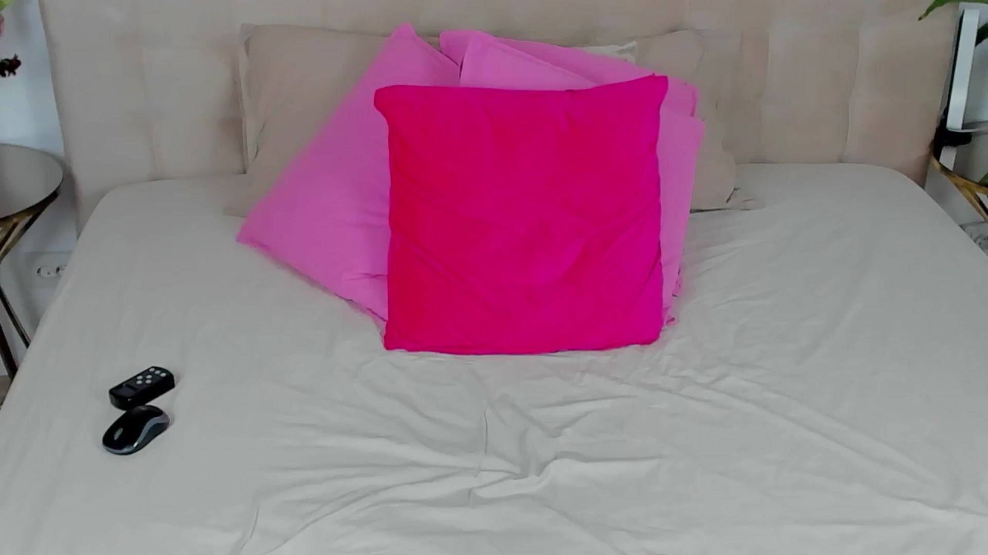 Gallery image thumbnail from SuaveGia's myfreecams stream on, 02/17/2025, 20:55 image 13 of 20