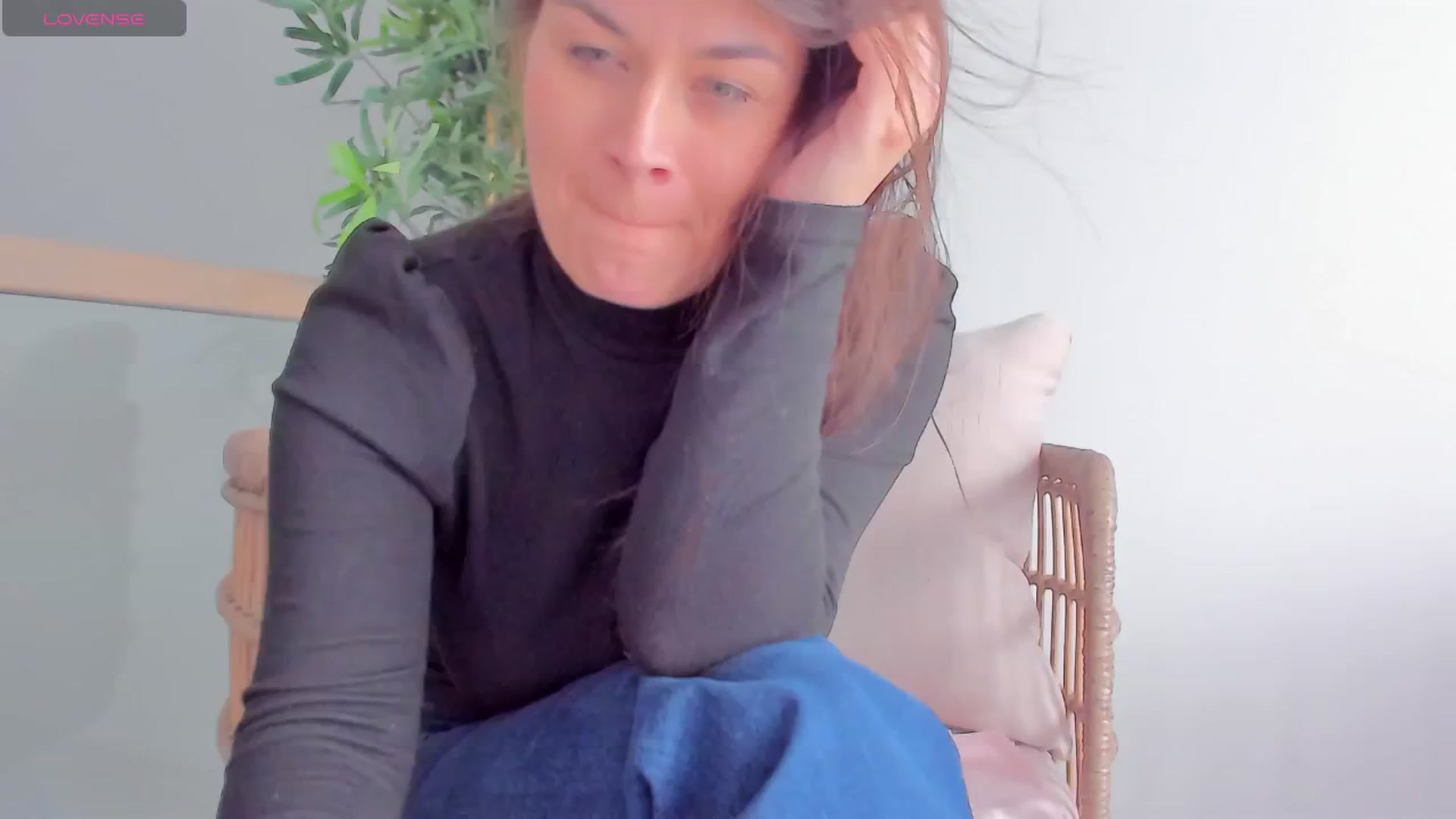 Gallery image thumbnail from SuaveGia's myfreecams stream on, 03/19/2025, 09:19 image 5 of 20