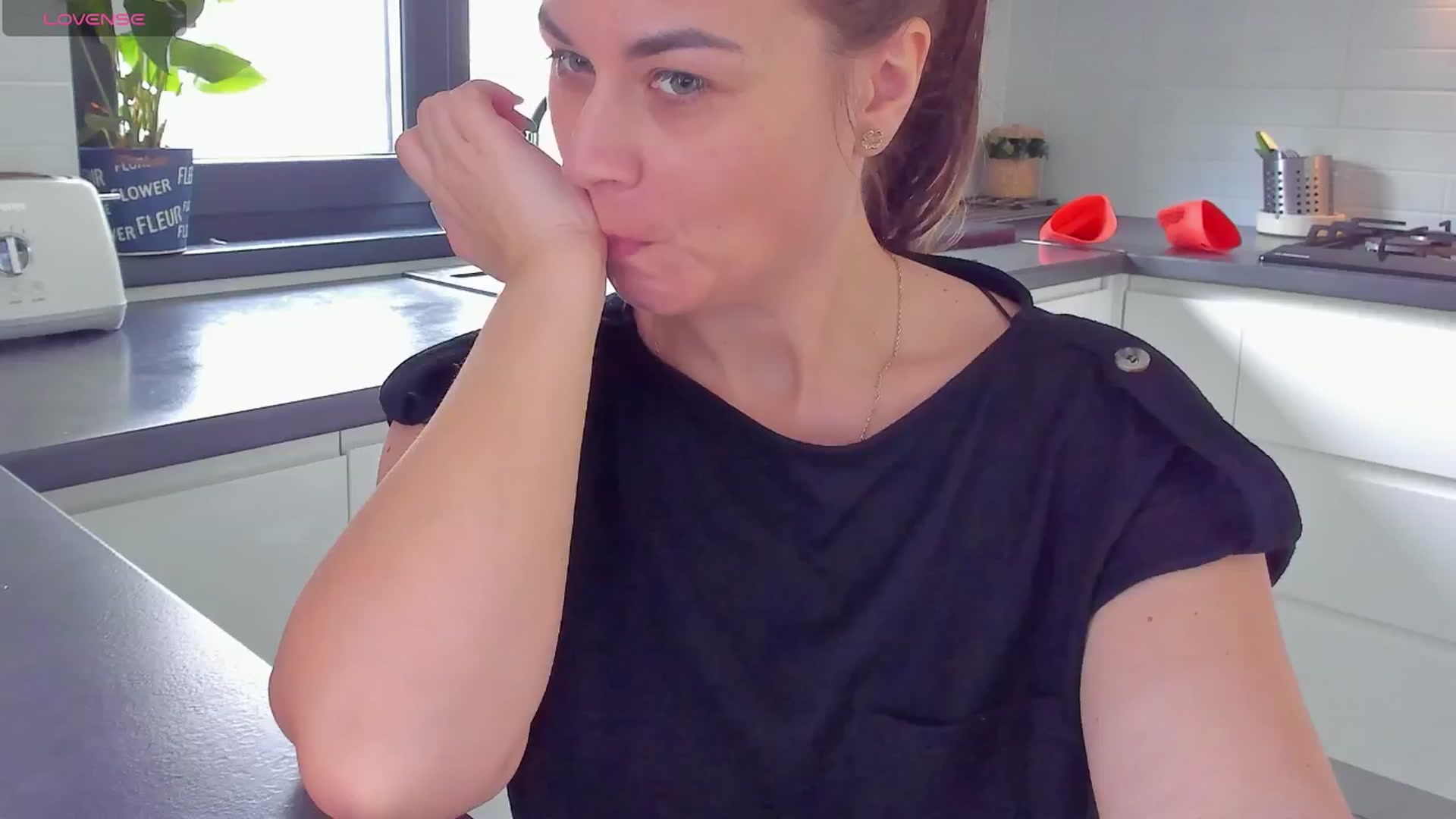 Gallery image thumbnail from SuaveGia's myfreecams stream on, 03/24/2025, 09:22 image 6 of 20