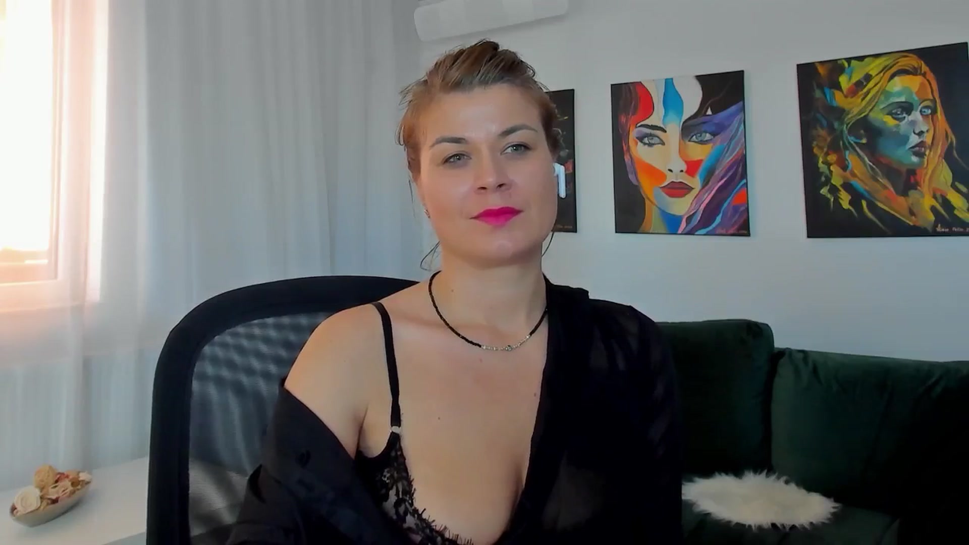 Gallery image thumbnail from SuaveGia's myfreecams stream on, 05/07/2025, 08:10 image 12 of 20