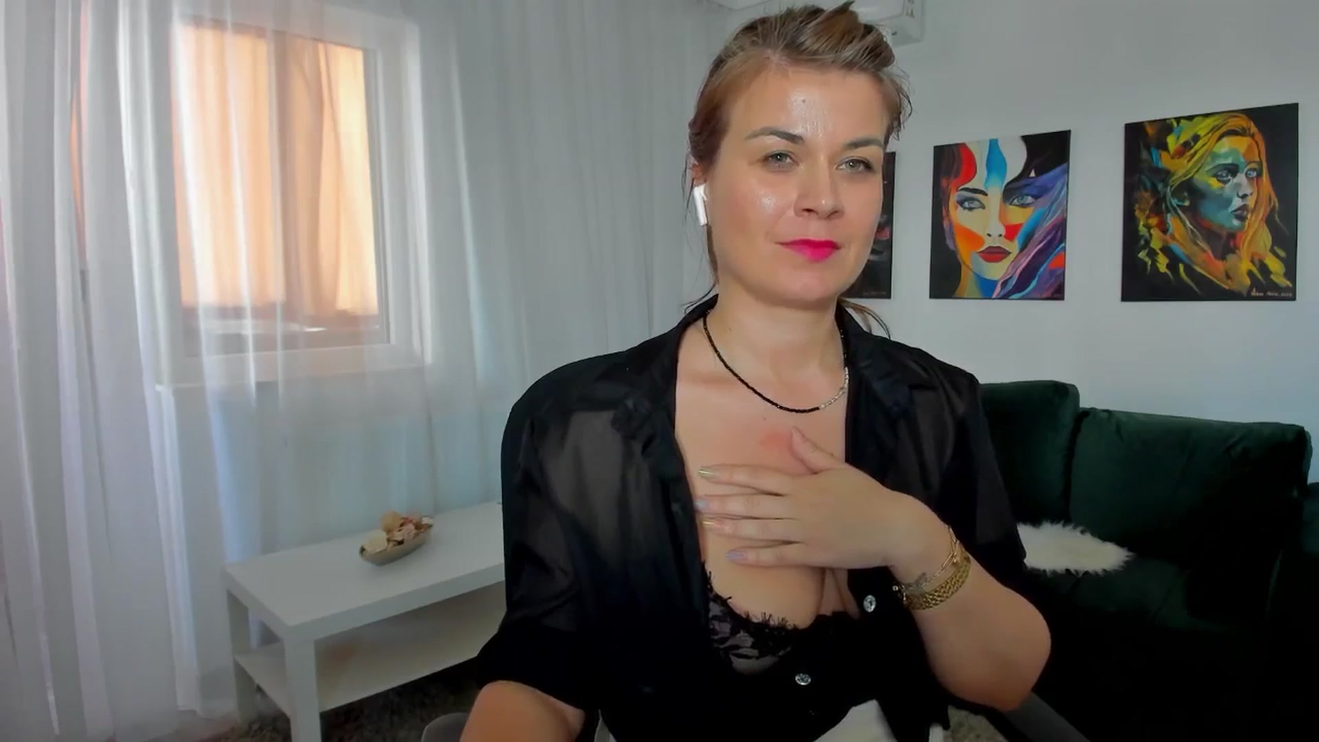Gallery image thumbnail from SuaveGia's myfreecams stream on, 05/07/2025, 12:43 image 17 of 20