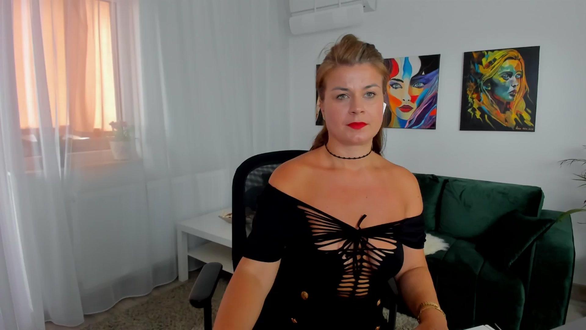 Gallery image thumbnail from SuaveGia's myfreecams stream on, 06/12/2025, 07:58 image 7 of 20