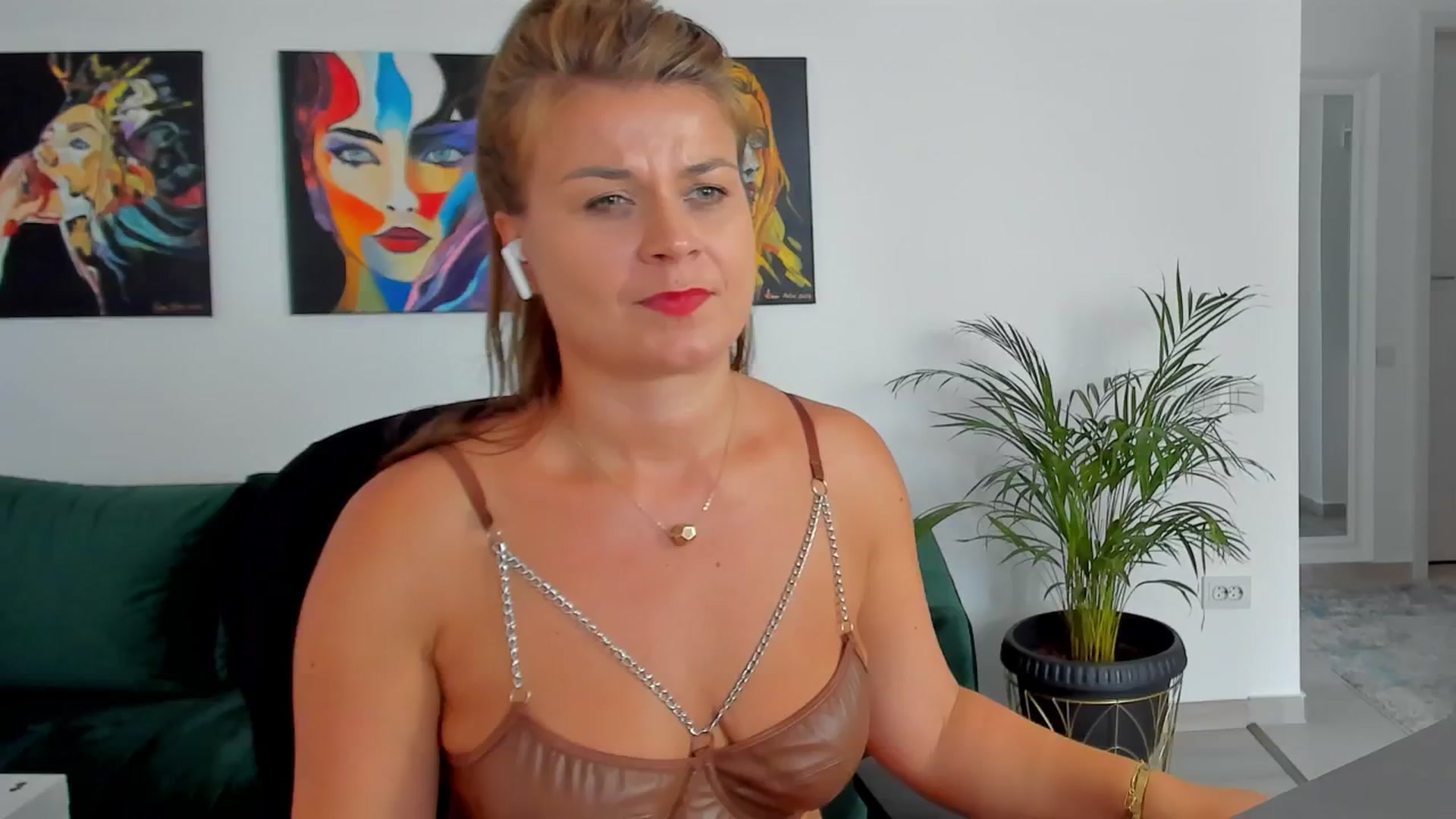 Gallery image thumbnail from SuaveGia's myfreecams stream on, 06/16/2025, 12:45 image 3 of 20