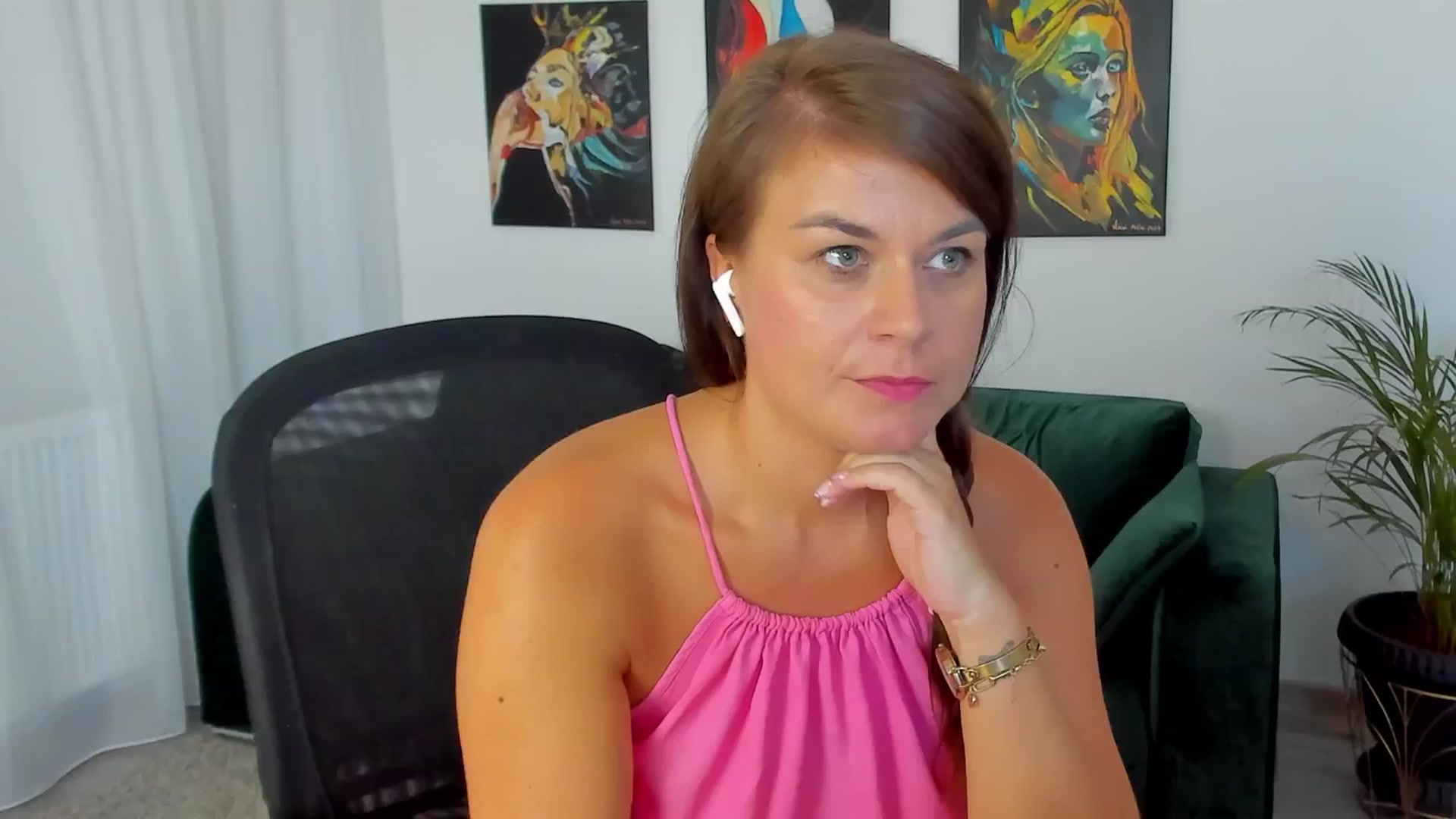 Gallery image thumbnail from SuaveGia's myfreecams stream on, 07/04/2025, 12:50 image 4 of 20