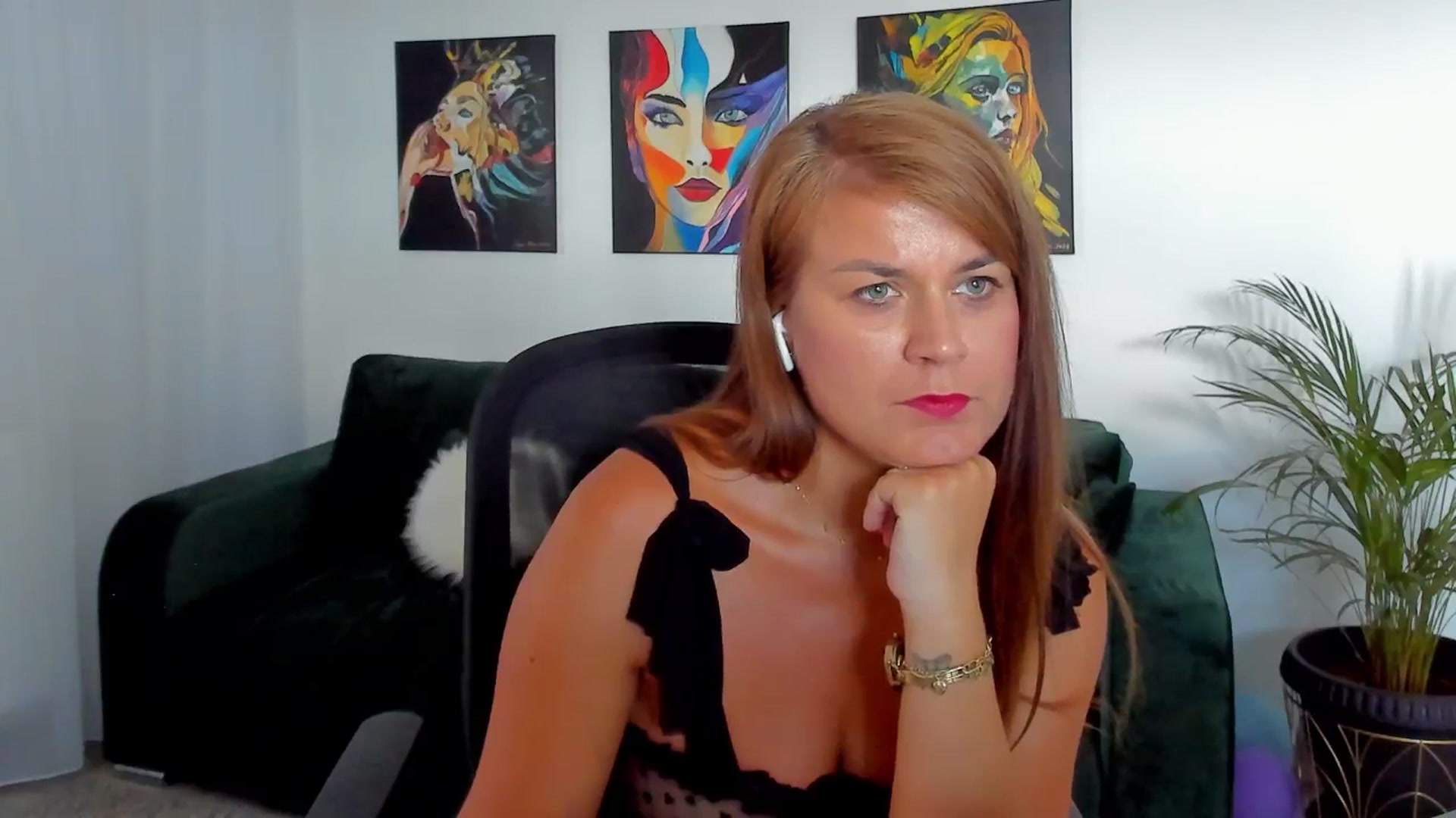 Gallery image thumbnail from SuaveGia's myfreecams stream on, 08/01/2025, 12:15 image 13 of 20
