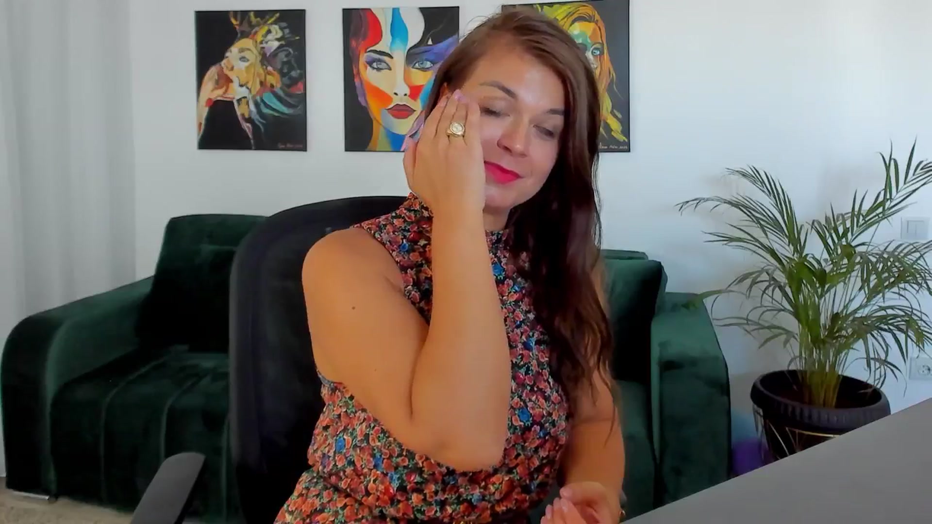 Gallery image thumbnail from SuaveGia's myfreecams stream on, 08/08/2025, 12:02 image 17 of 20