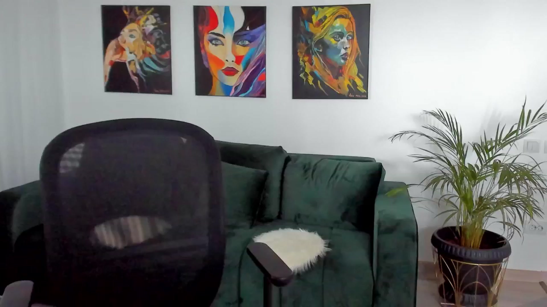 Gallery image thumbnail from SuaveGia's myfreecams stream on, 08/18/2025, 08:47 image 16 of 20