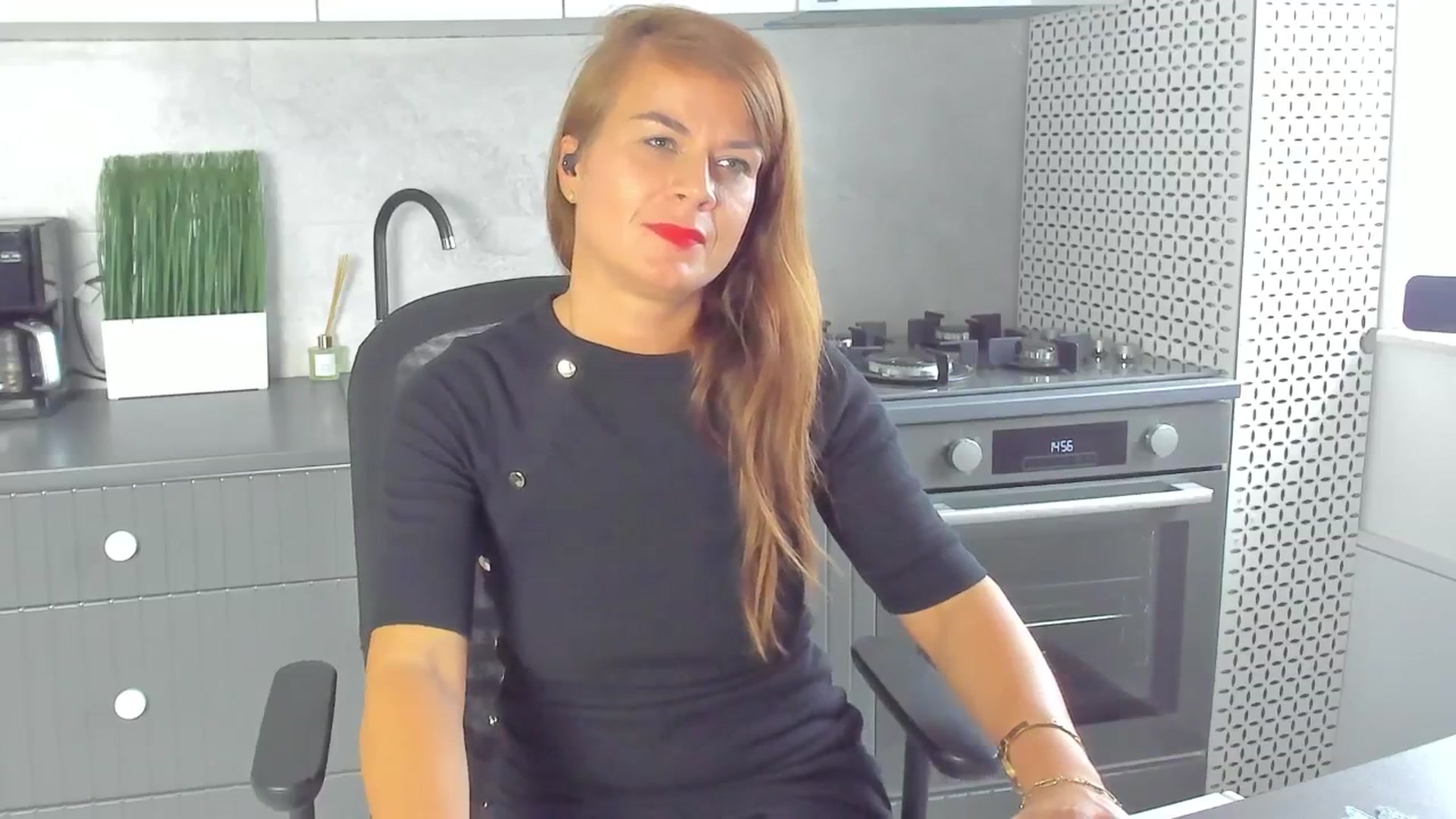 Gallery image thumbnail from SuaveGia's myfreecams stream on, 10/02/2025, 13:36 image 12 of 20