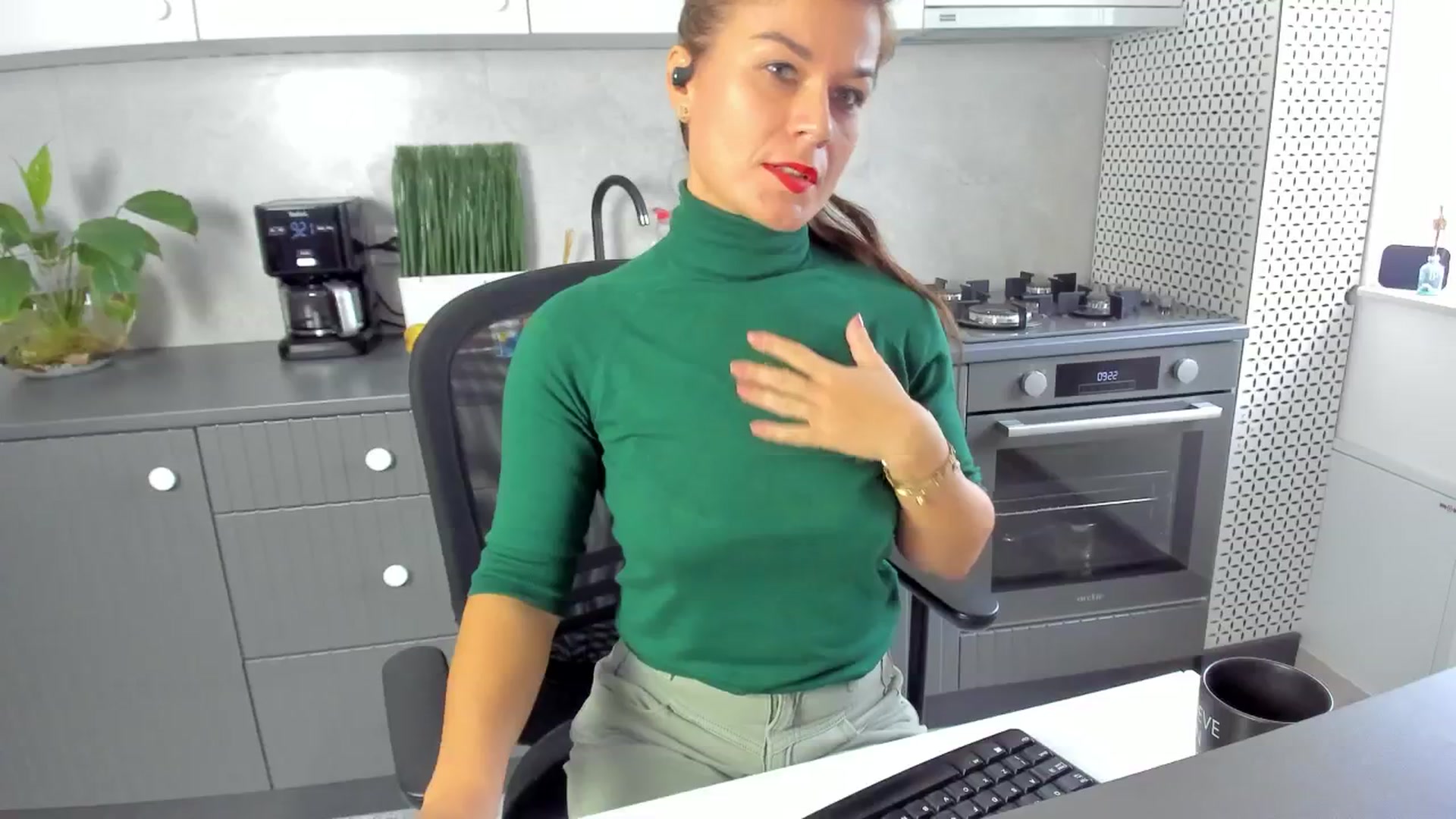Gallery image thumbnail from SuaveGia's myfreecams stream on, 10/15/2025, 07:24 image 7 of 20