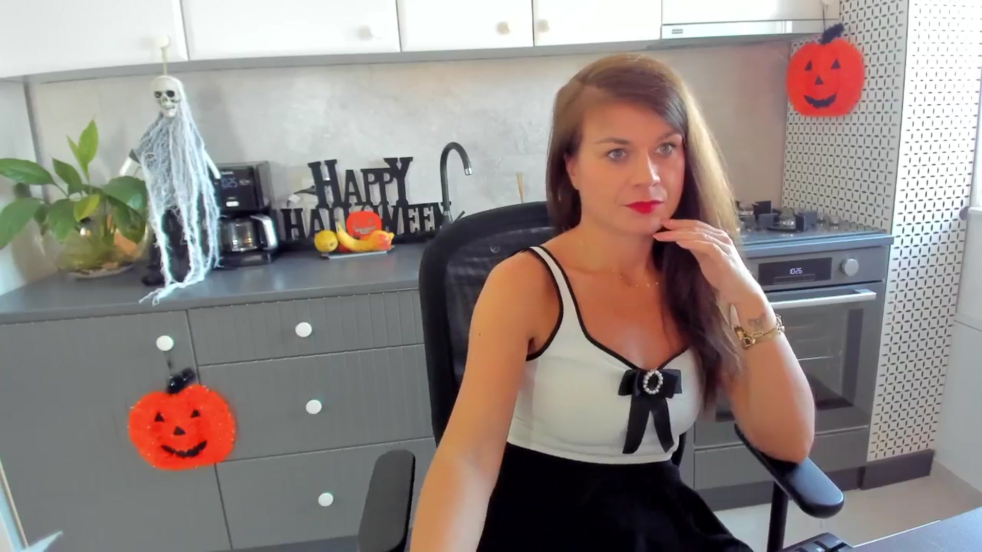 Gallery image thumbnail from SuaveGia's myfreecams stream on, 10/22/2025, 08:16 image 11 of 20