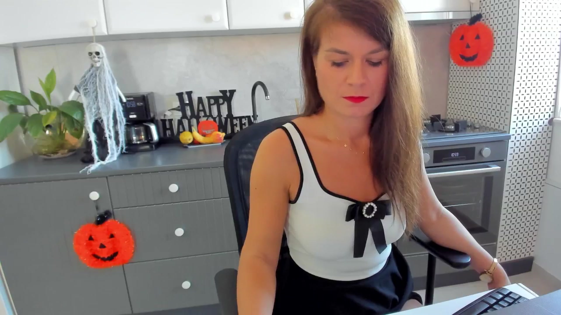Gallery image thumbnail from SuaveGia's myfreecams stream on, 10/22/2025, 08:16 image 18 of 20