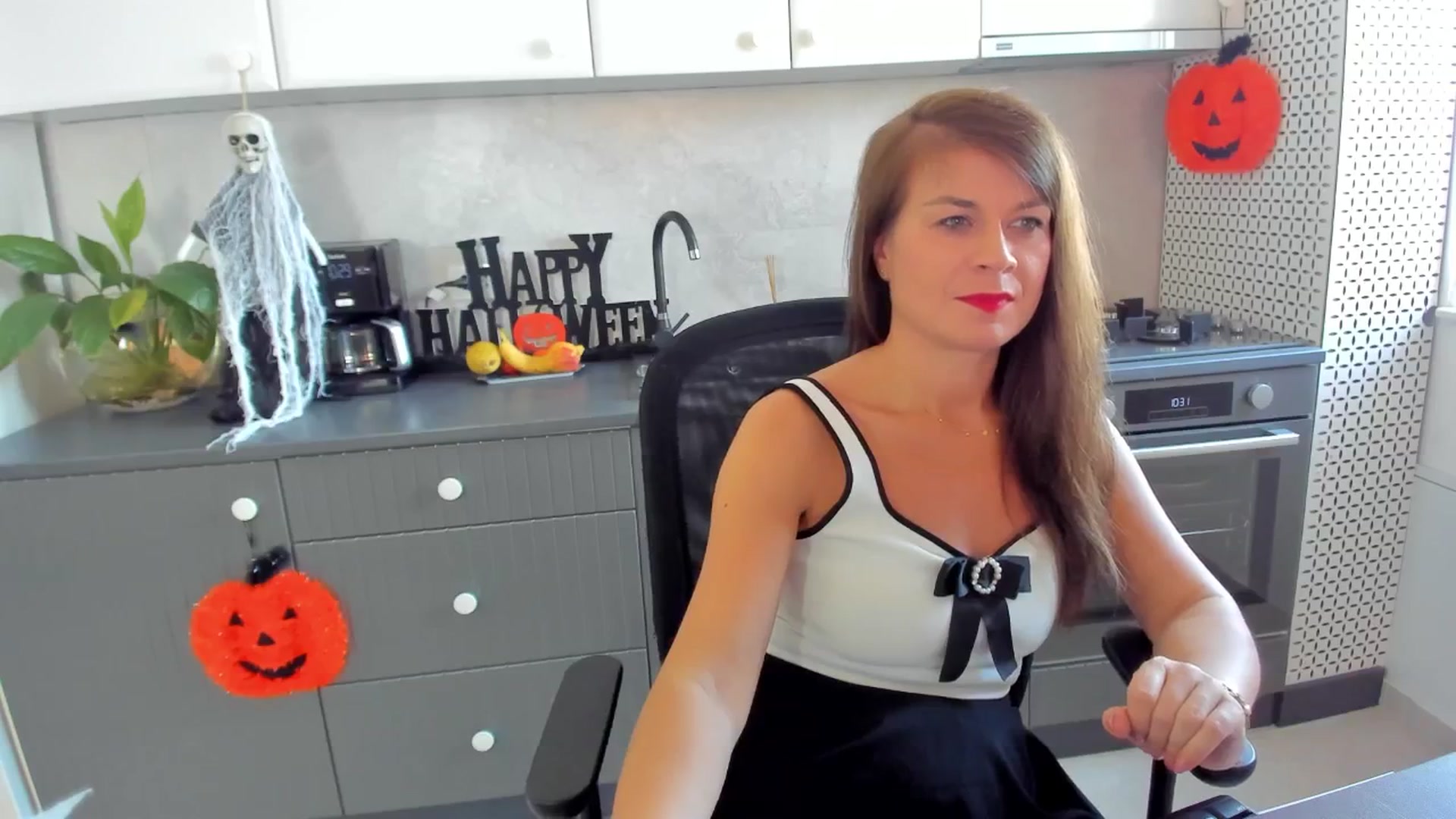 Gallery image thumbnail from SuaveGia's myfreecams stream on, 10/22/2025, 08:16 image 12 of 20