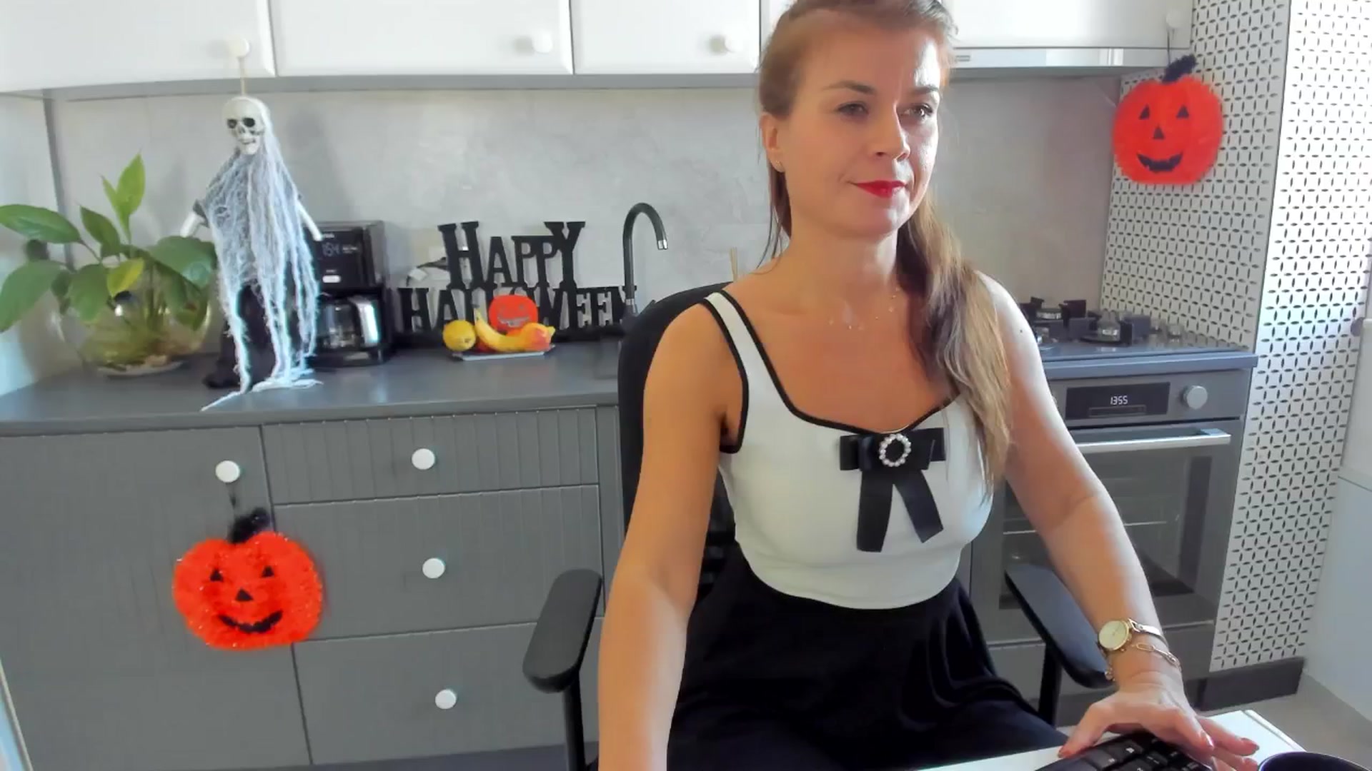 Gallery image thumbnail from SuaveGia's myfreecams stream on, 10/22/2025, 11:56 image 9 of 20