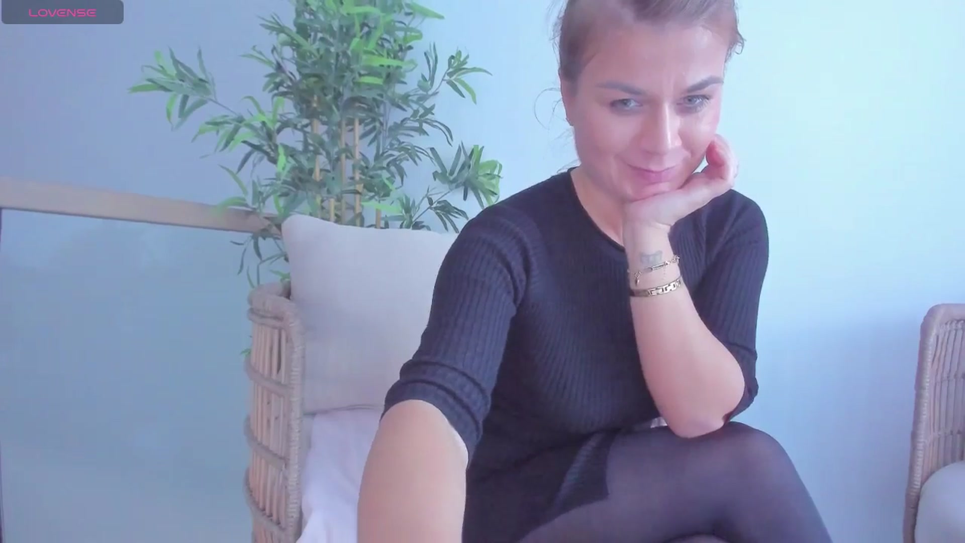 Gallery image thumbnail from SuaveGia's myfreecams stream on, 10/28/2025, 13:46 image 7 of 20