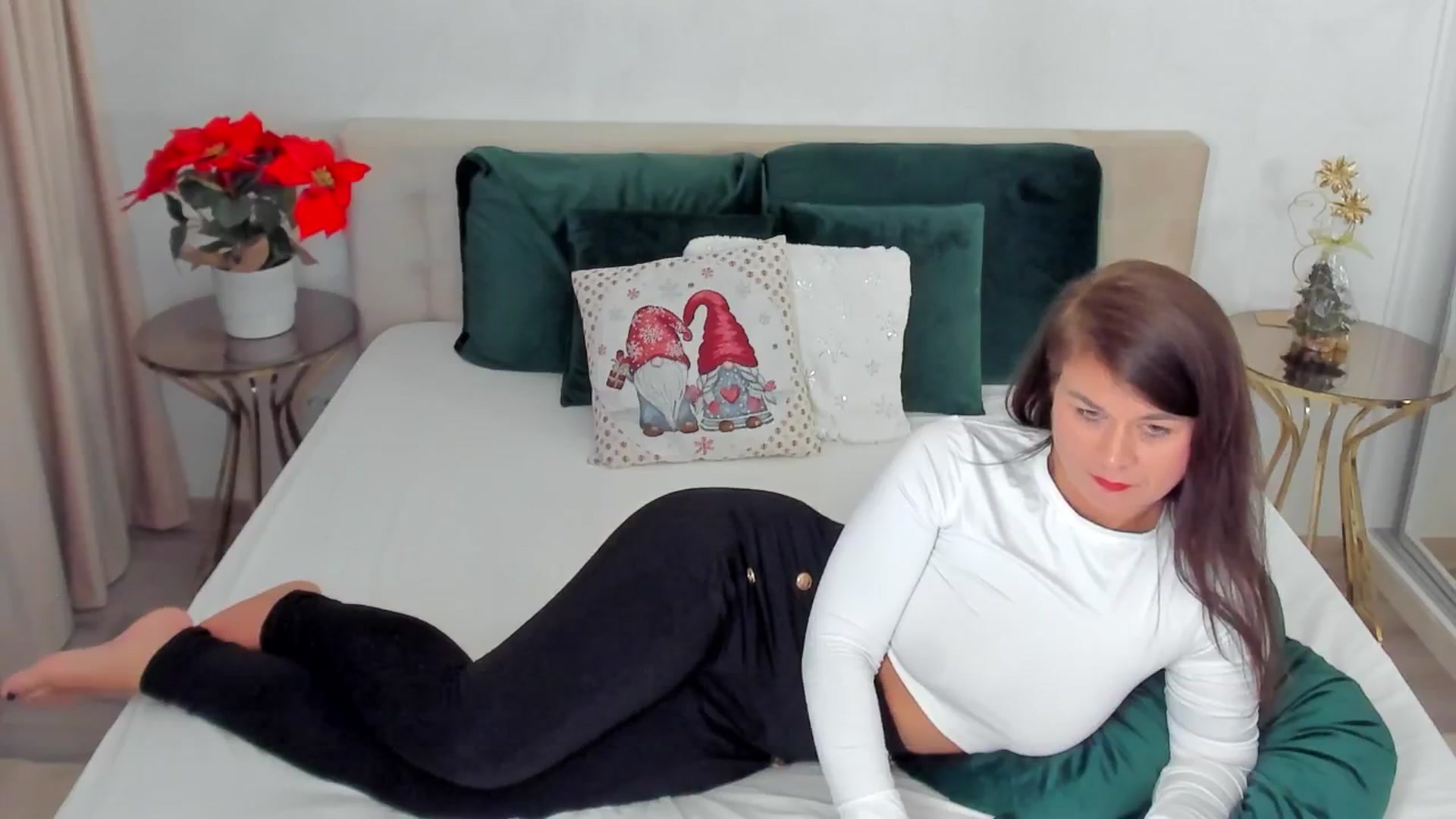 Gallery image thumbnail from SuaveGia's myfreecams stream on, 12/08/2025, 14:29 image 13 of 20