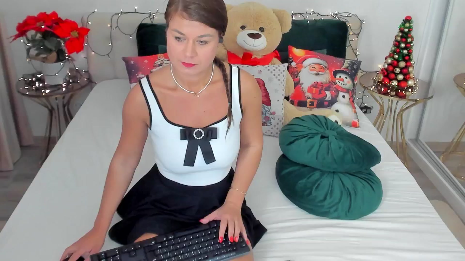 Gallery image thumbnail from SuaveGia's myfreecams stream on, 12/17/2025, 11:43 image 6 of 20