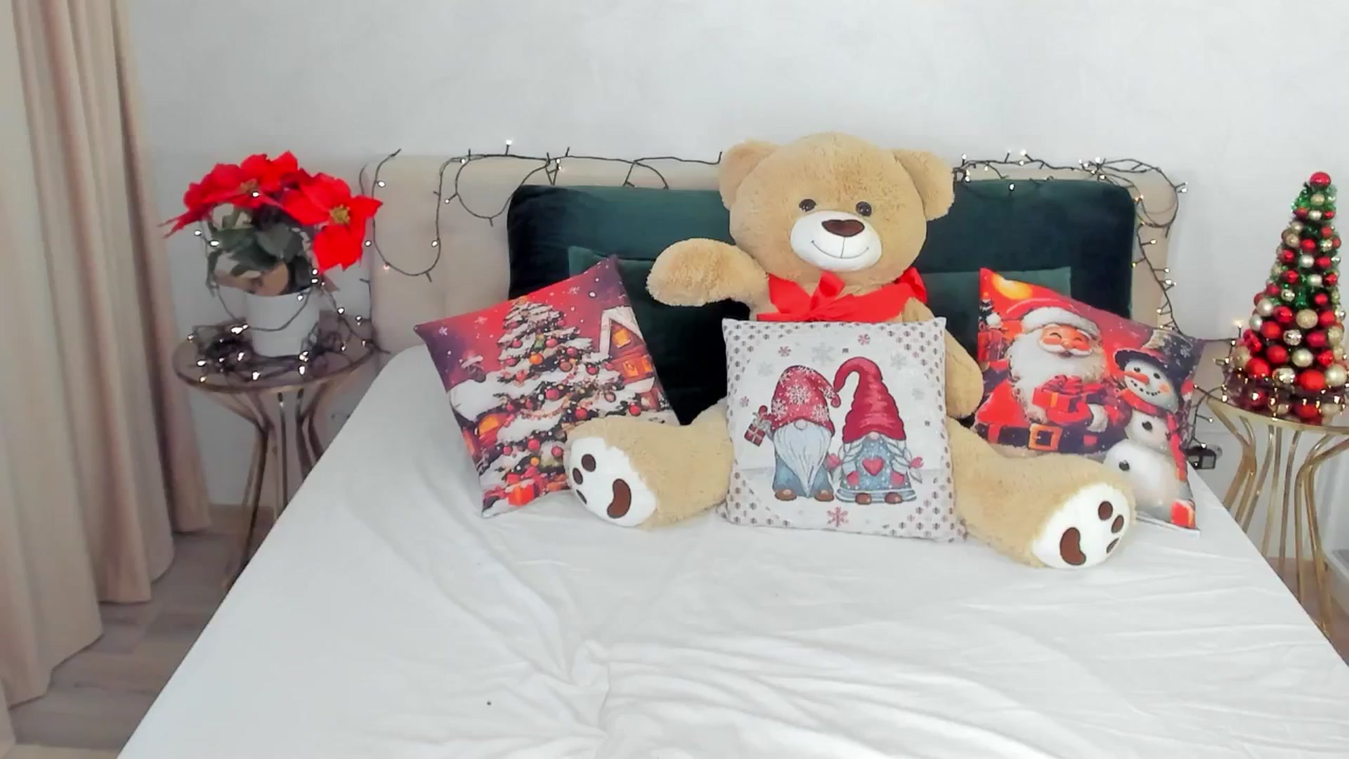 Gallery image thumbnail from SuaveGia's myfreecams stream on, 12/19/2025, 13:02 image 14 of 20