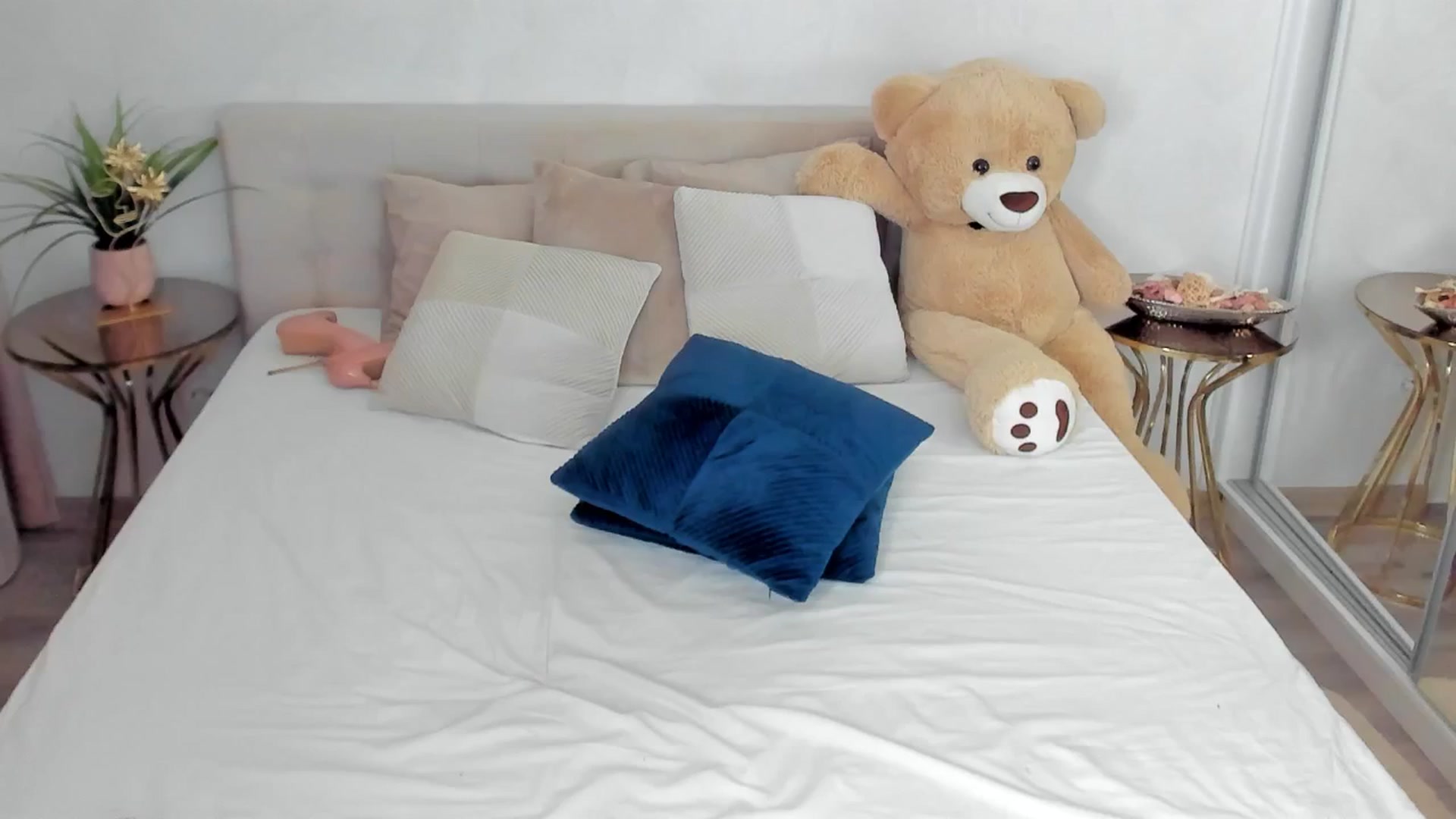 Gallery image thumbnail from SuaveGia's myfreecams stream on, 01/21/2026, 07:59 image 12 of 20