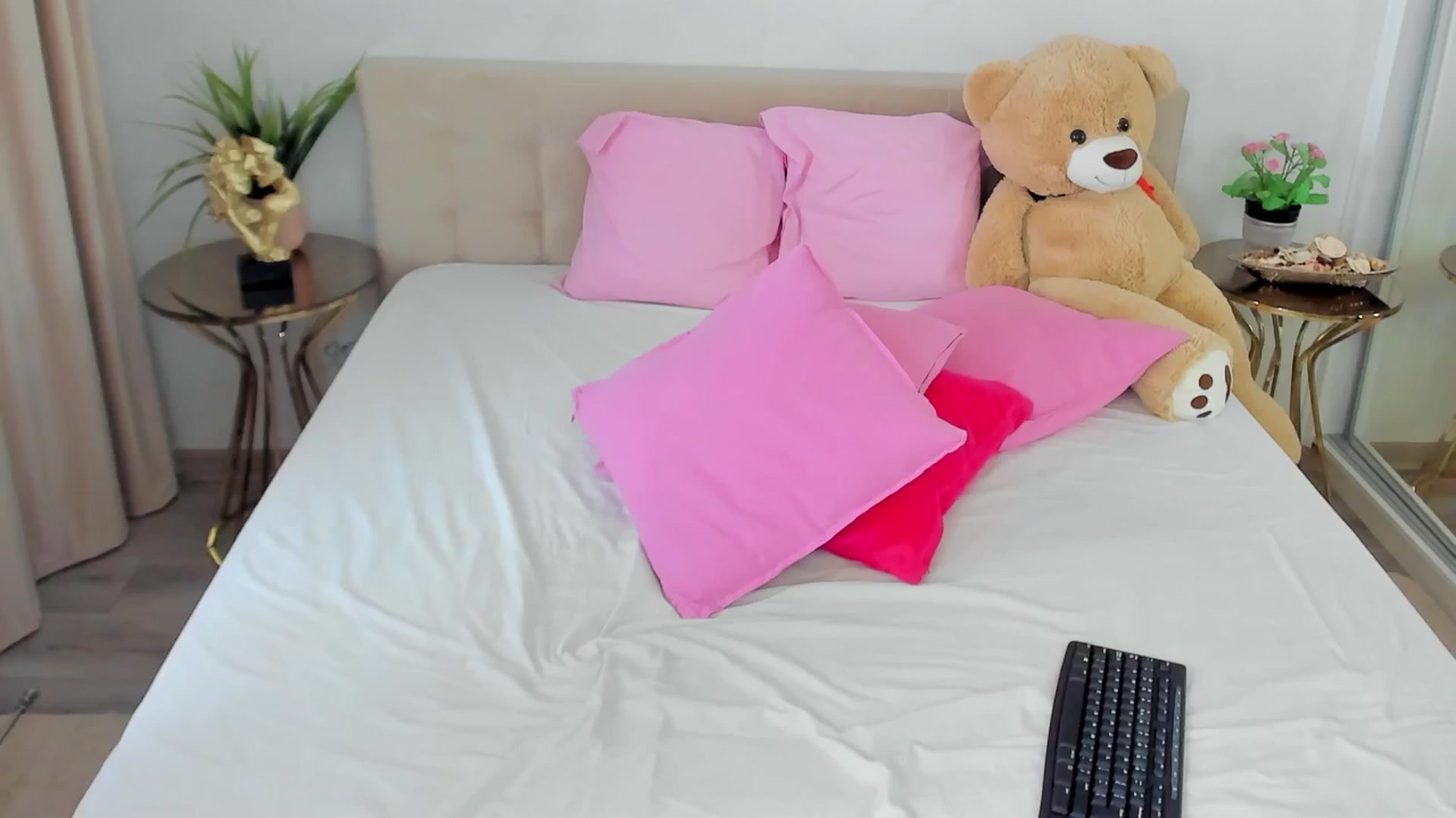 Gallery image thumbnail from SuaveGia's myfreecams stream on, 03/27/2026, 12:10 image 14 of 20