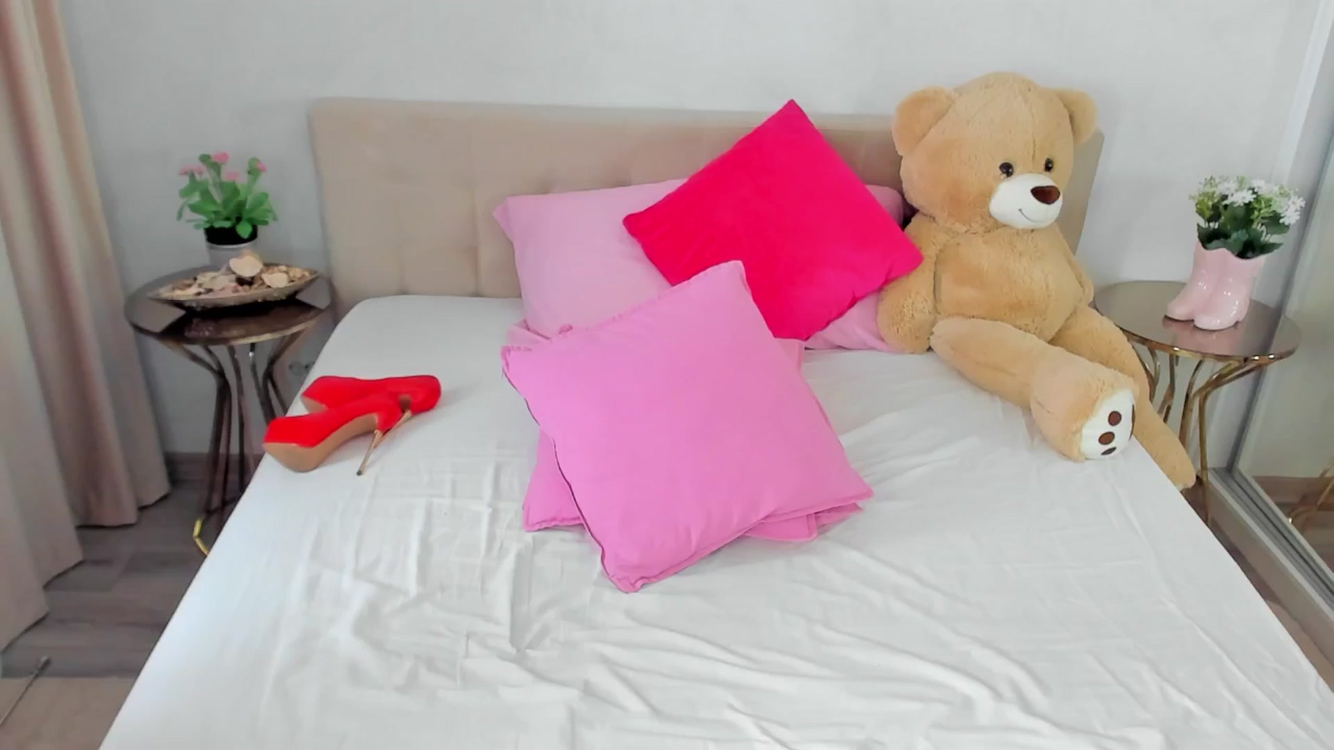 Gallery image thumbnail from SuaveGia's myfreecams stream on, 04/11/2026, 10:58 image 7 of 20