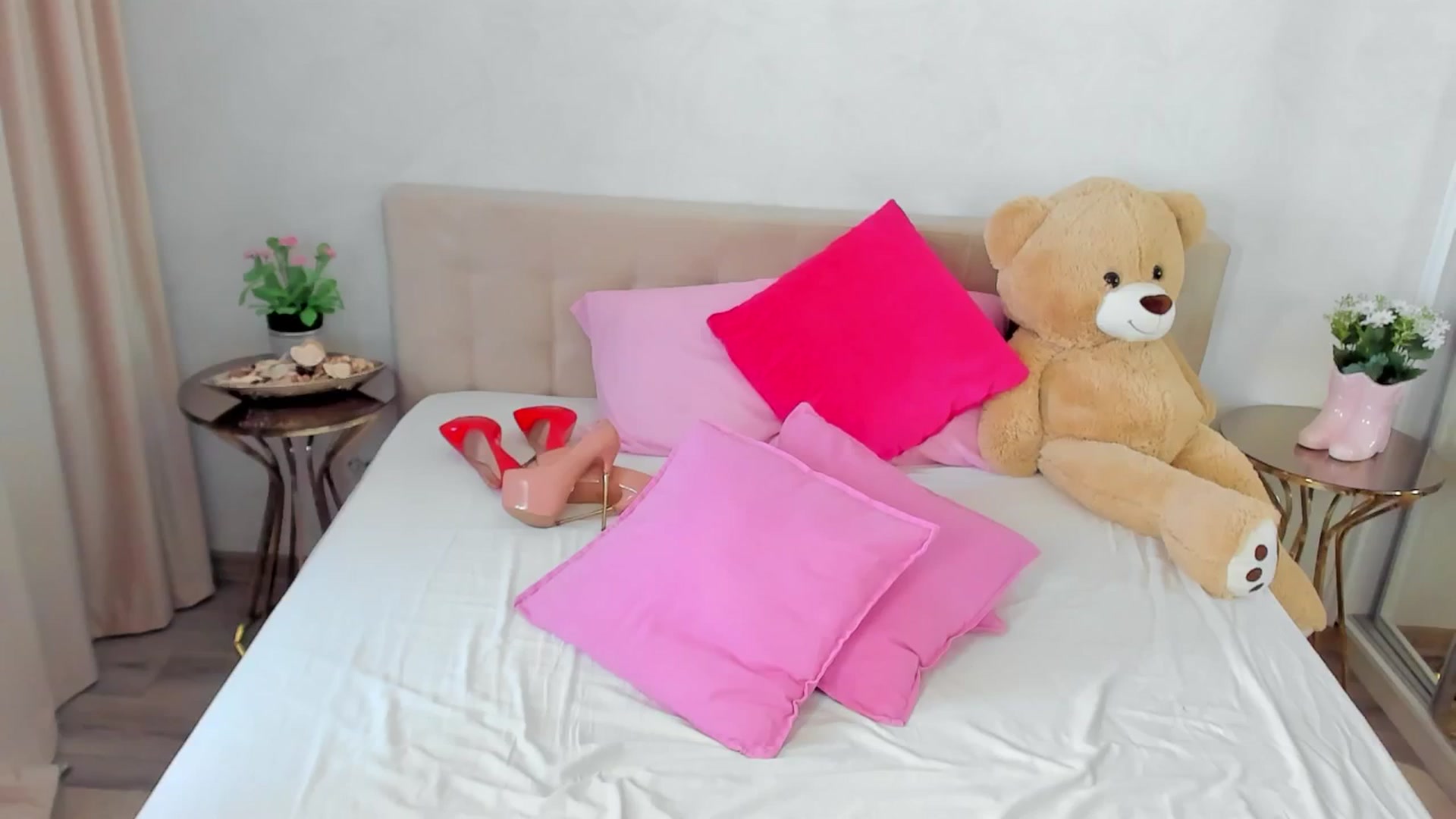 Gallery image thumbnail from SuaveGia's myfreecams stream on, 04/16/2026, 10:55 image 6 of 20