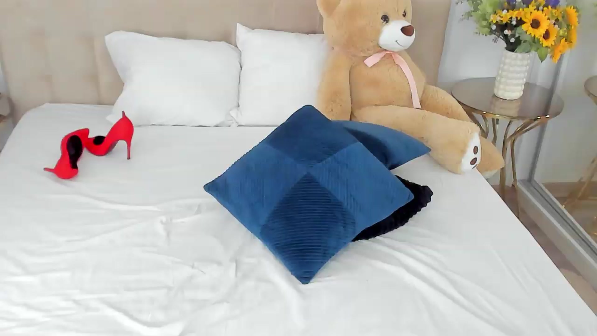 Gallery image thumbnail from SuaveGia's myfreecams stream on, 05/25/2026, 13:17 image 17 of 20