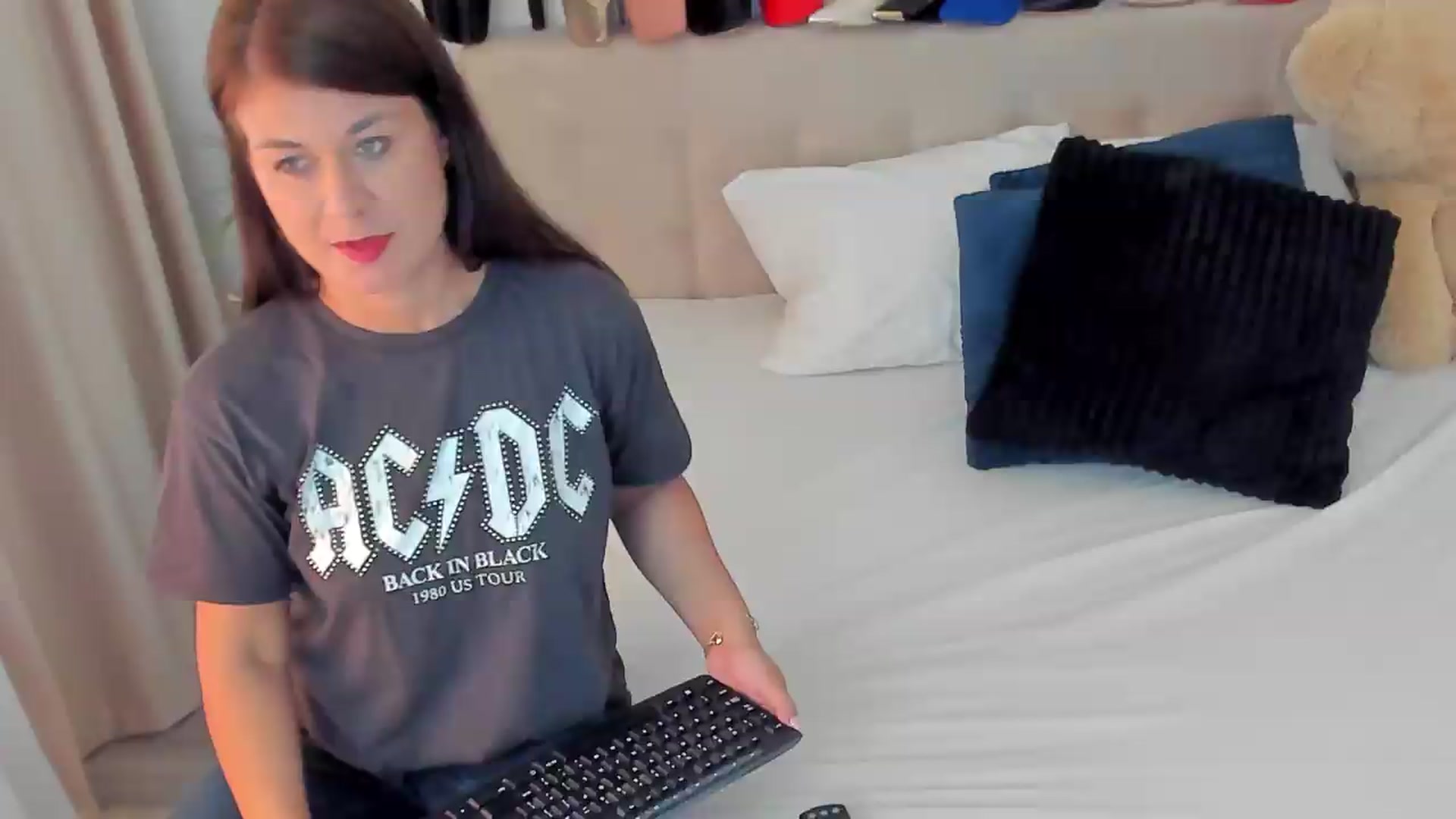 Gallery image thumbnail from SuaveGia's myfreecams stream on, 06/09/2026, 09:32 image 2 of 20