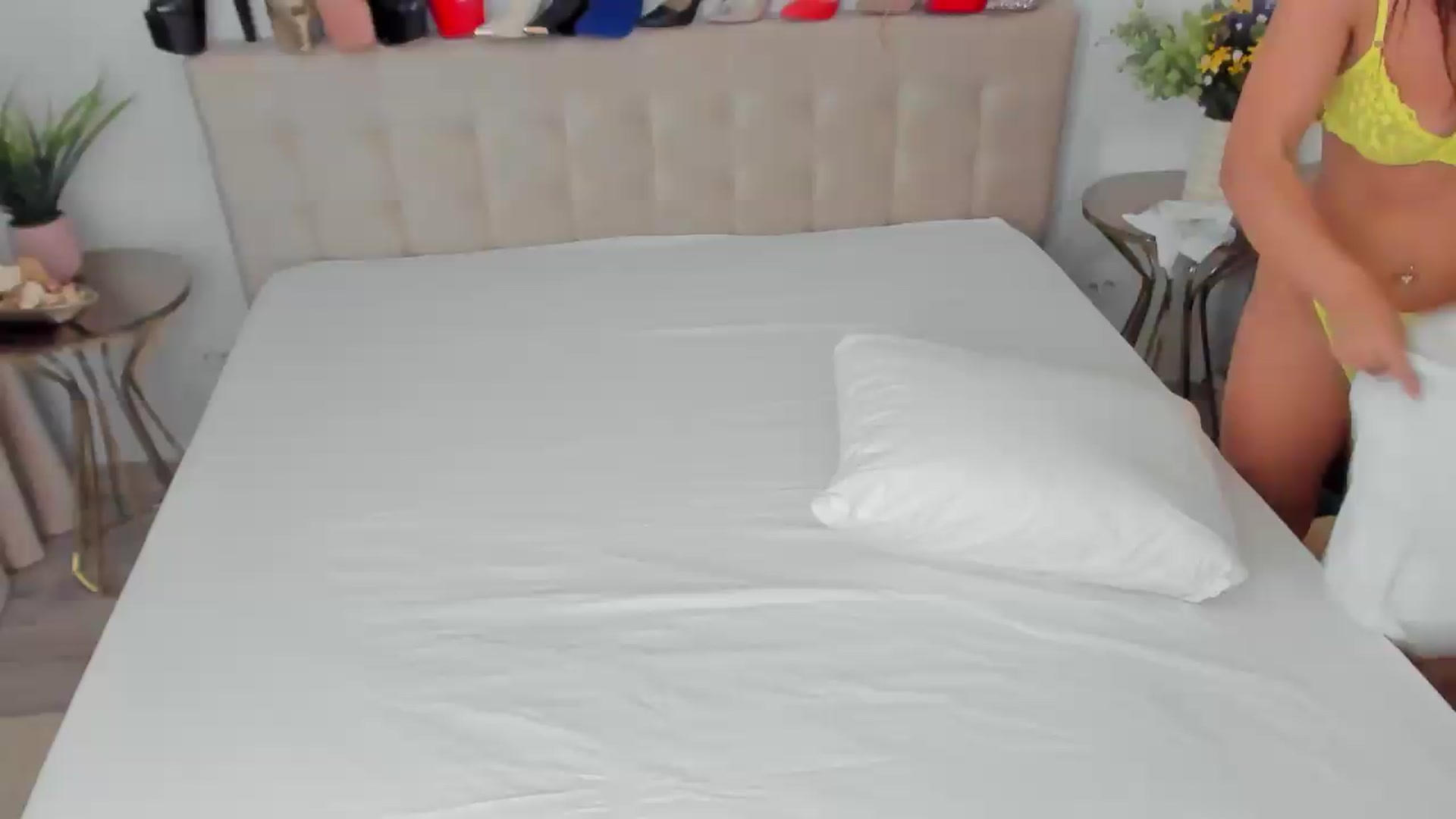 Gallery image thumbnail from SuaveGia's myfreecams stream on, 06/12/2026, 13:22 image 19 of 20