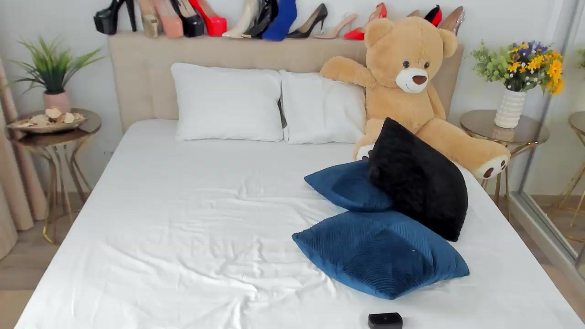 Gallery image thumbnail from SuaveGia's myfreecams stream on, 06/15/2026, 10:21 image 9 of 20