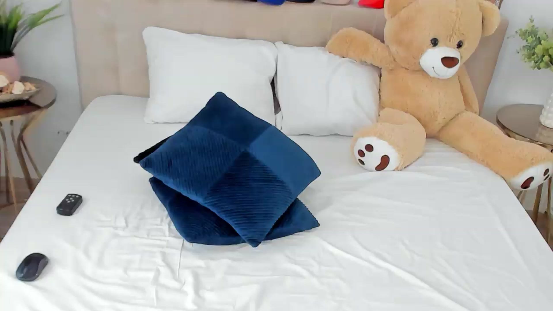 Gallery image thumbnail from SuaveGia's myfreecams stream on, 06/15/2026, 13:21 image 17 of 20