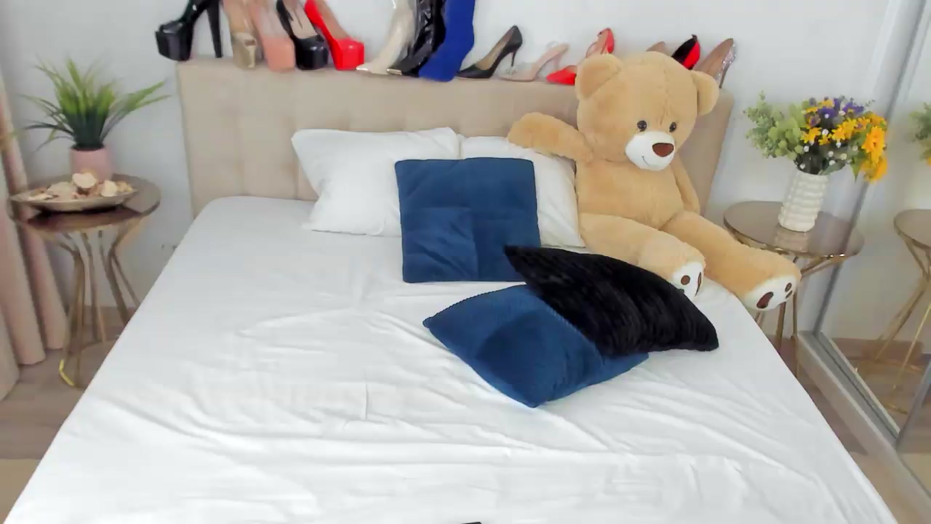 Gallery image thumbnail from SuaveGia's myfreecams stream on, 06/20/2026, 09:48 image 6 of 20