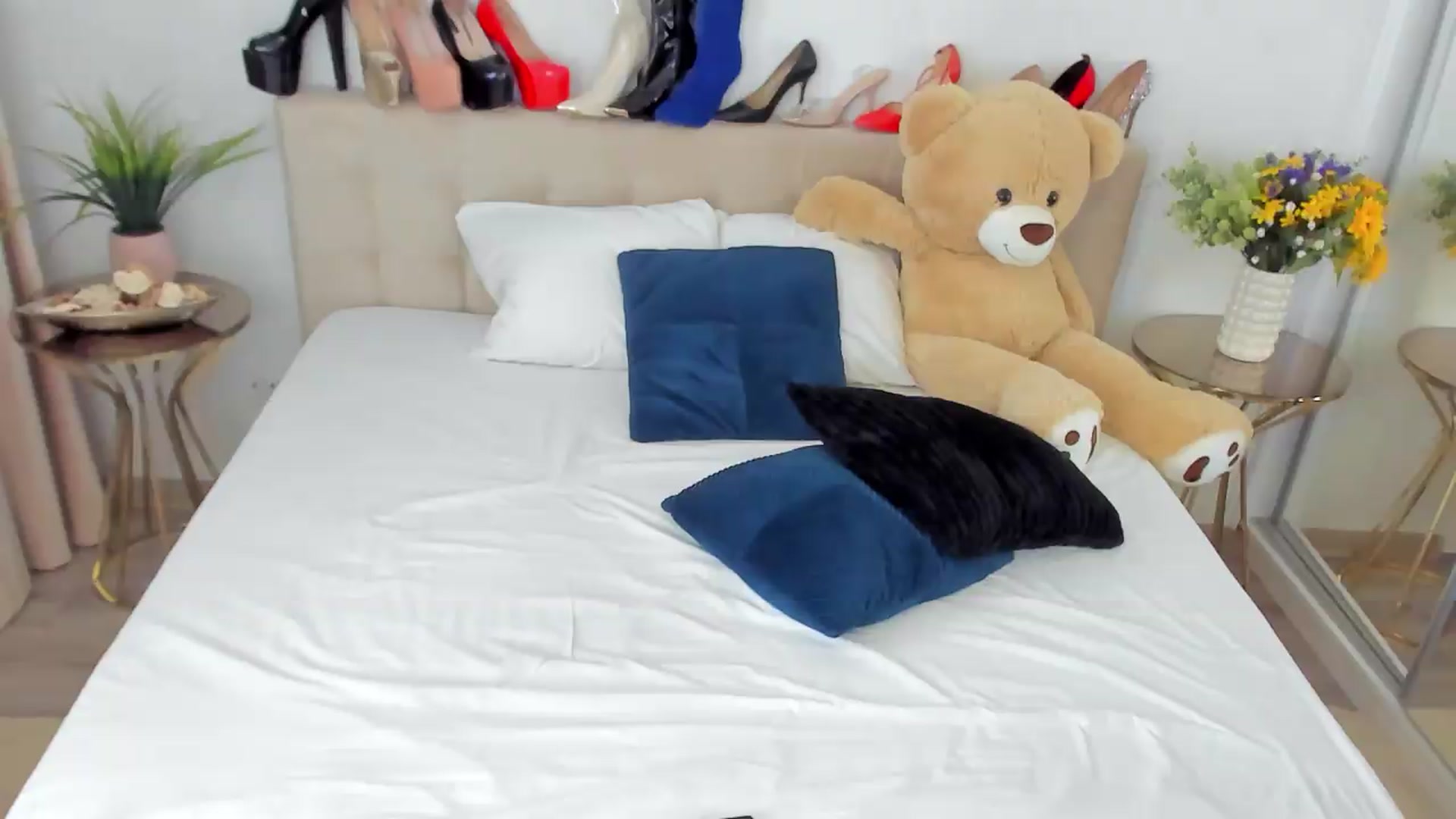 Gallery image thumbnail from SuaveGia's myfreecams stream on, 06/20/2026, 09:48 image 5 of 20