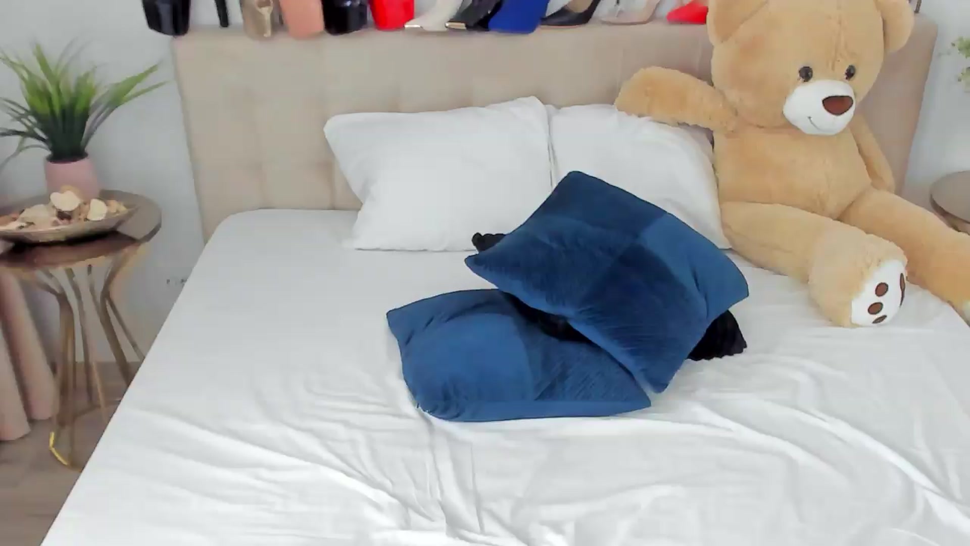 Gallery image thumbnail from SuaveGia's myfreecams stream on, 06/20/2026, 11:33 image 7 of 20
