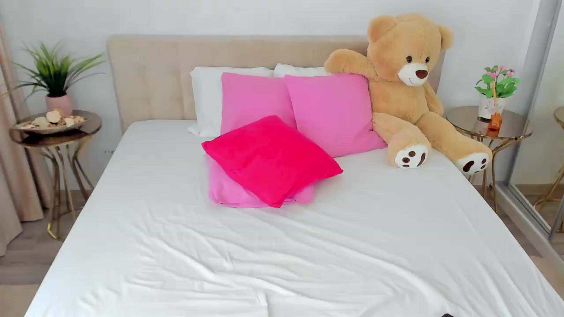 Gallery image thumbnail from SuaveGia's myfreecams stream on, 07/06/2026, 11:12 image 16 of 20