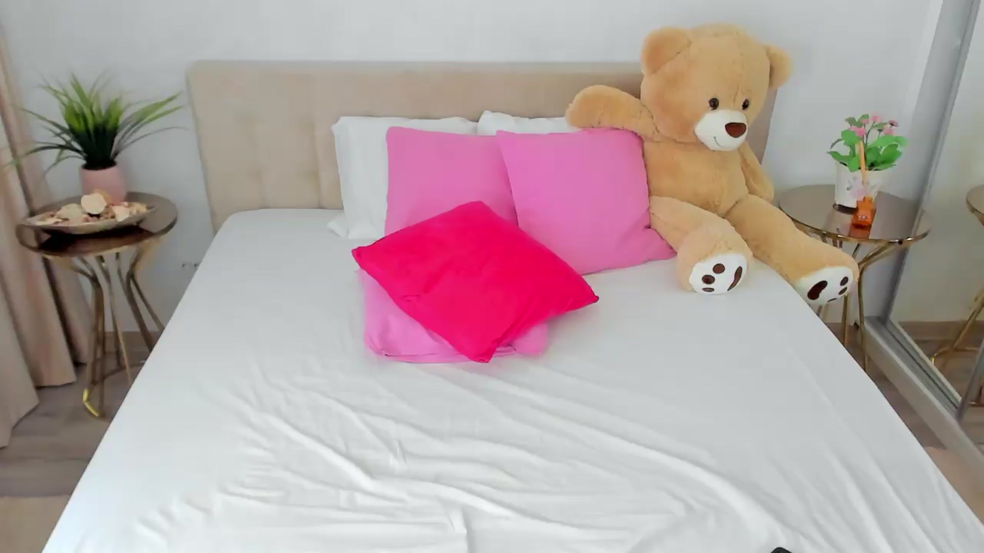 Gallery image thumbnail from SuaveGia's myfreecams stream on, 07/06/2026, 11:12 image 15 of 20