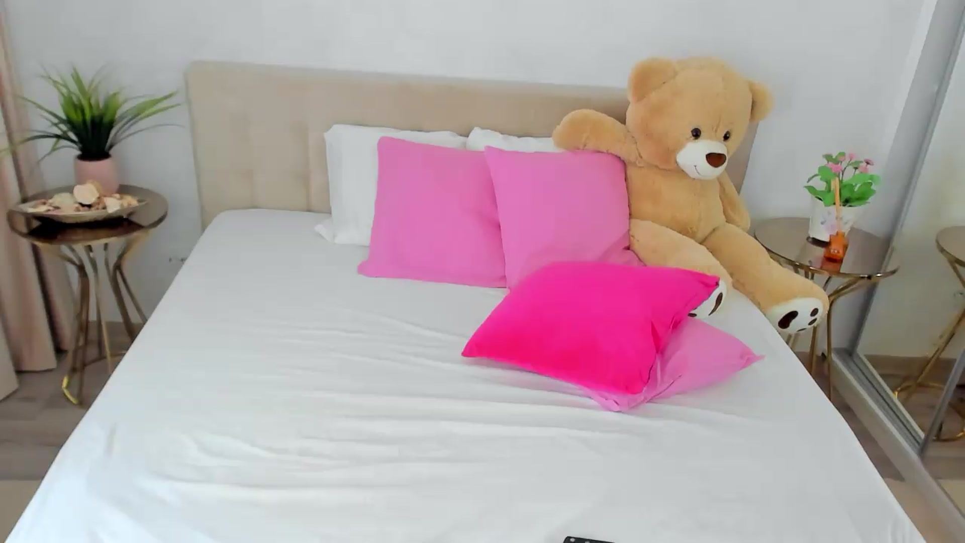 Gallery image thumbnail from SuaveGia's myfreecams stream on, 07/07/2026, 08:50 image 19 of 20
