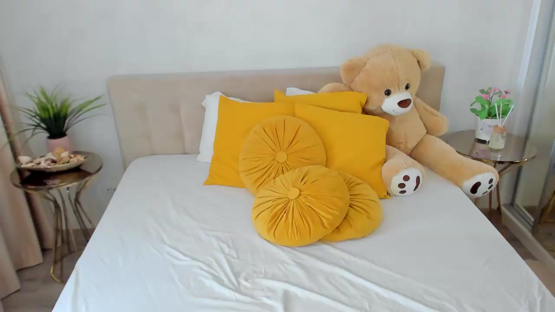 Gallery image thumbnail from SuaveGia's myfreecams stream on, 08/17/2026, 11:25 image 2 of 20