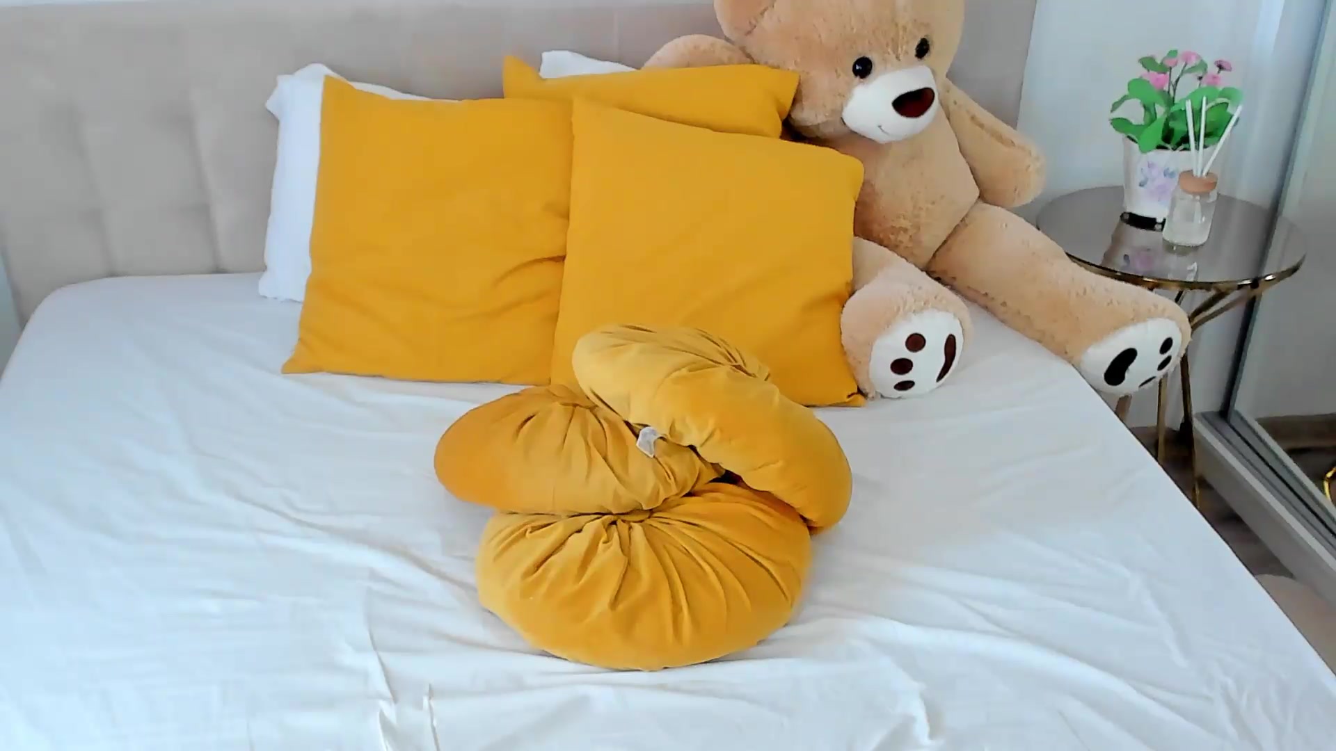 Gallery image thumbnail from SuaveGia's myfreecams stream on, 08/18/2026, 12:18 image 11 of 20