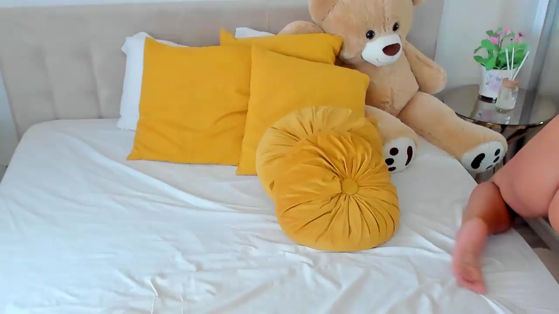 Gallery image thumbnail from SuaveGia's myfreecams stream on, 08/20/2026, 07:50 image 13 of 20