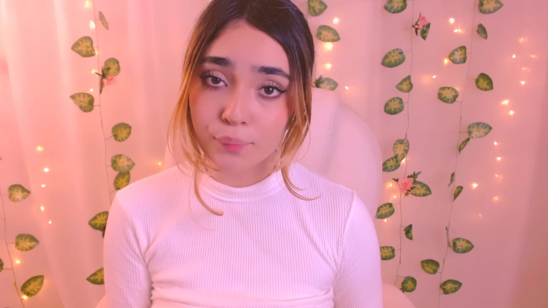 Gallery image thumbnail from Sugar_h0ney's myfreecams stream on, 02/12/2024, 08:44 image 18 of 20