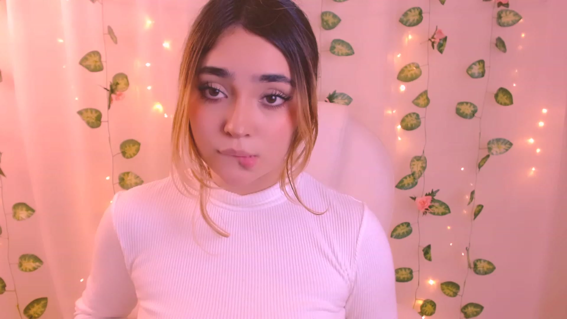 Gallery image thumbnail from Sugar_h0ney's myfreecams stream on, 02/12/2024, 08:44 image 15 of 20