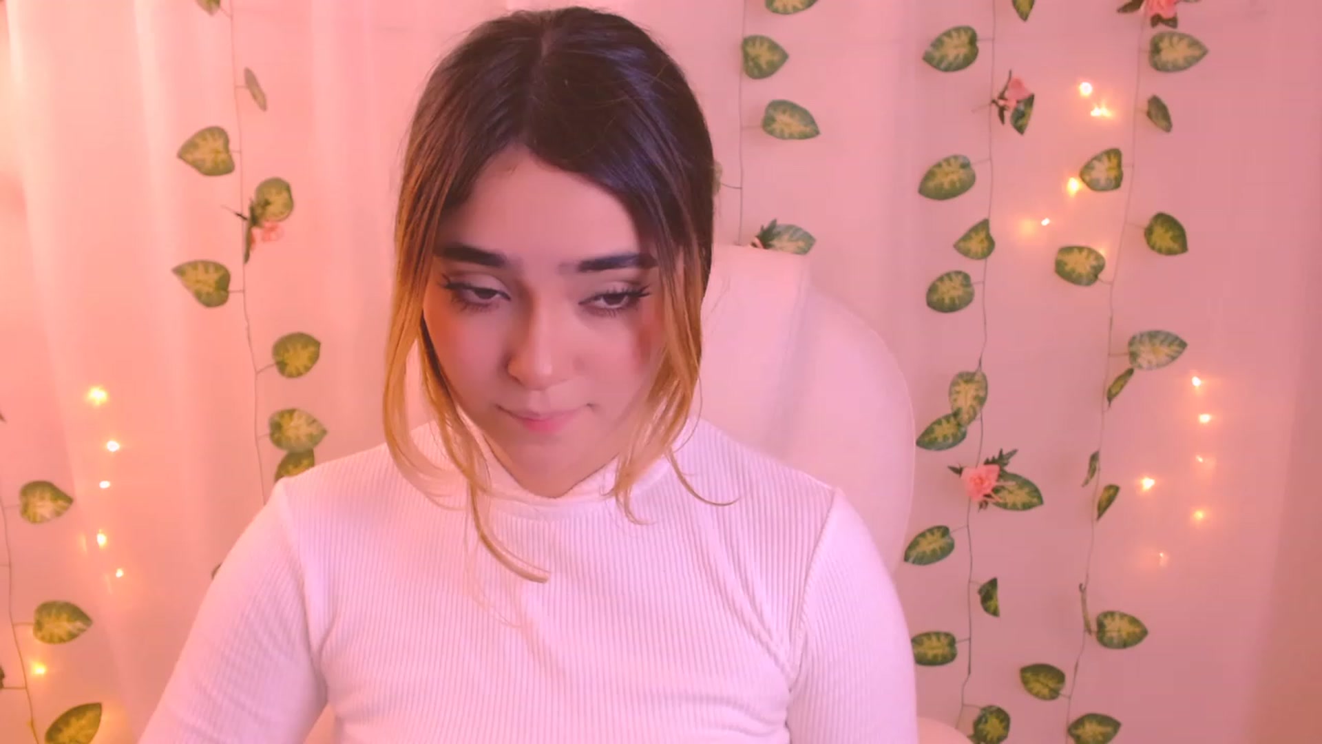 Gallery image thumbnail from Sugar_h0ney's myfreecams stream on, 02/12/2024, 08:44 image 17 of 20