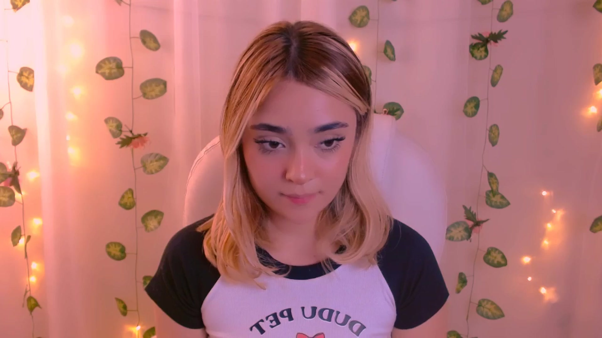 Gallery image thumbnail from Sugar_h0ney's myfreecams stream on, 03/19/2024, 06:23 image 2 of 20