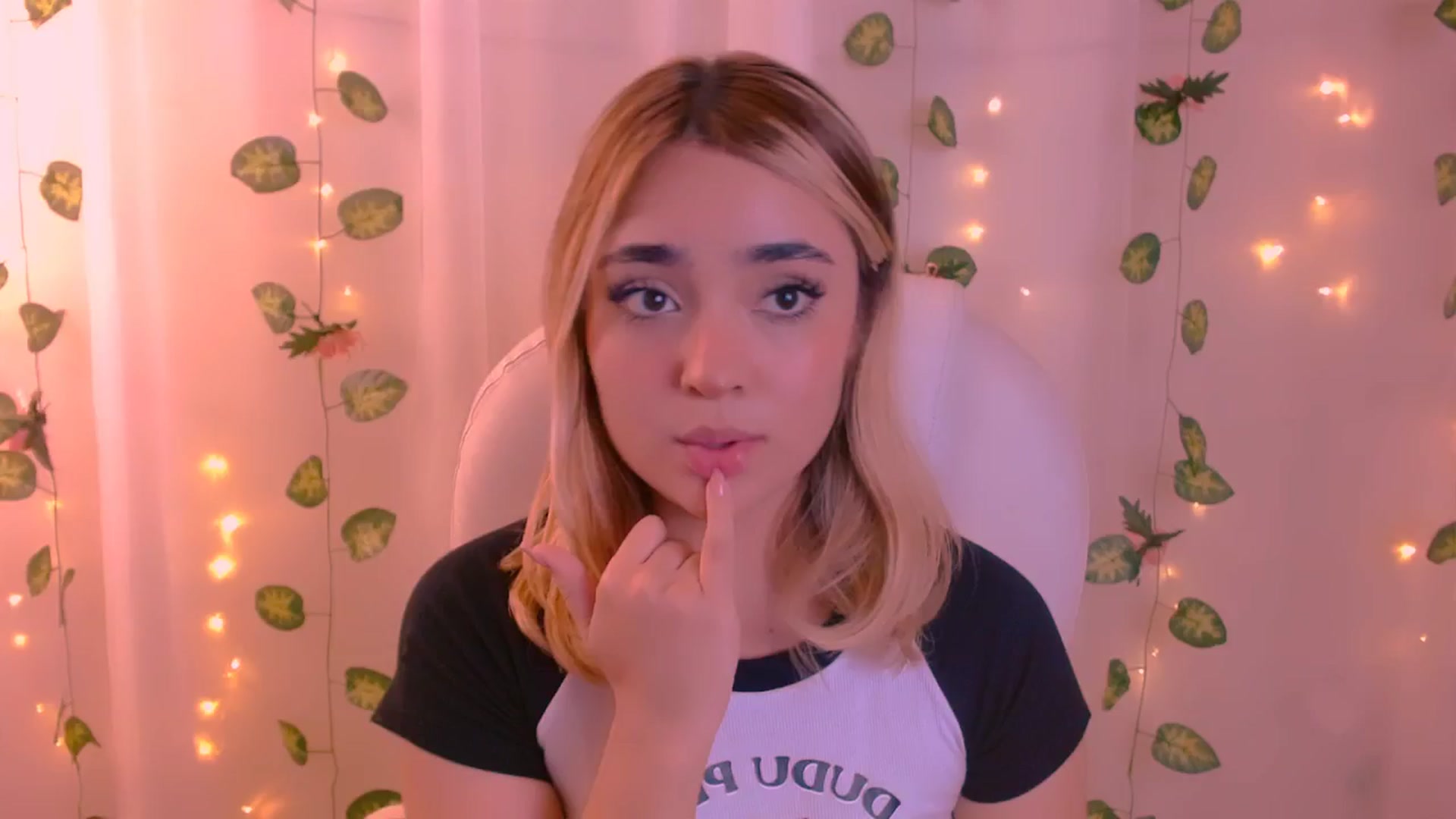 Gallery image thumbnail from Sugar_h0ney's myfreecams stream on, 03/19/2024, 06:23 image 1 of 20