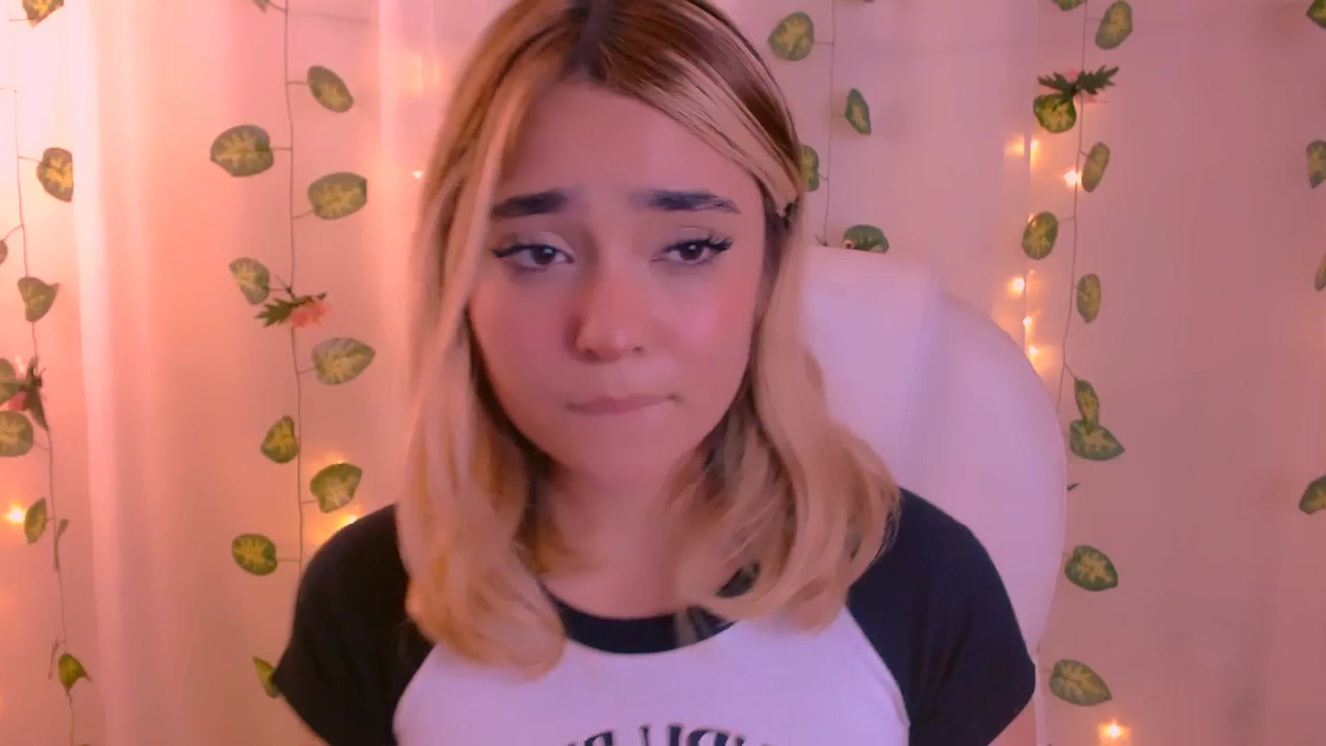 Gallery image thumbnail from Sugar_h0ney's myfreecams stream on, 03/19/2024, 06:23 image 15 of 20