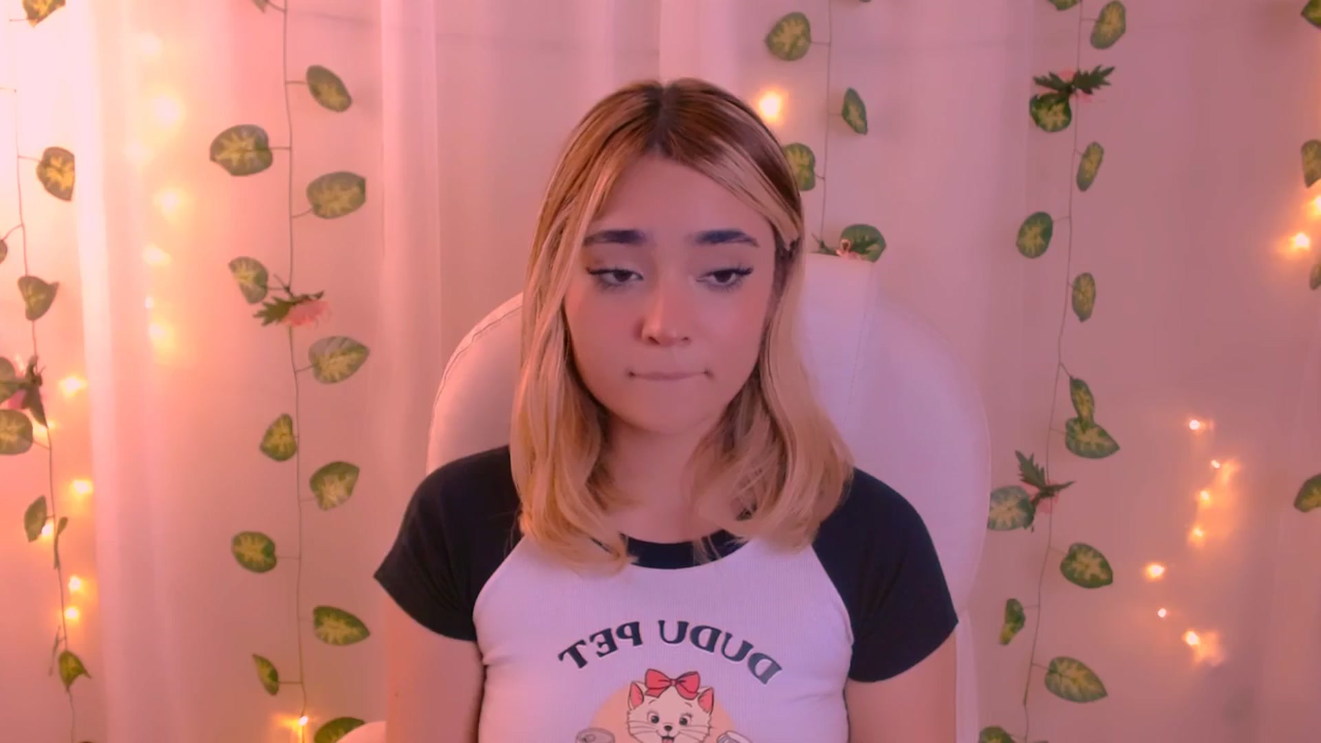 Gallery image thumbnail from Sugar_h0ney's myfreecams stream on, 03/19/2024, 06:23 image 14 of 20