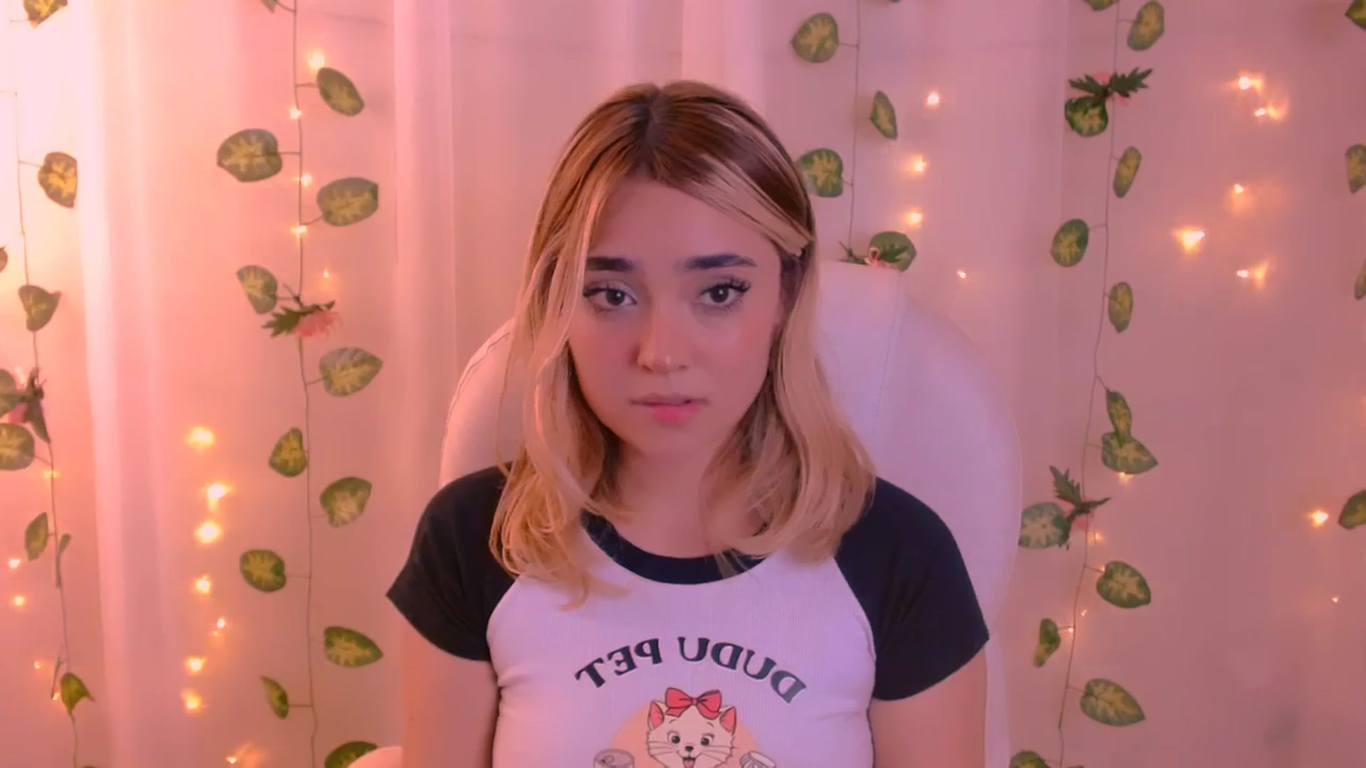 Gallery image thumbnail from Sugar_h0ney's myfreecams stream on, 03/19/2024, 06:23 image 12 of 20