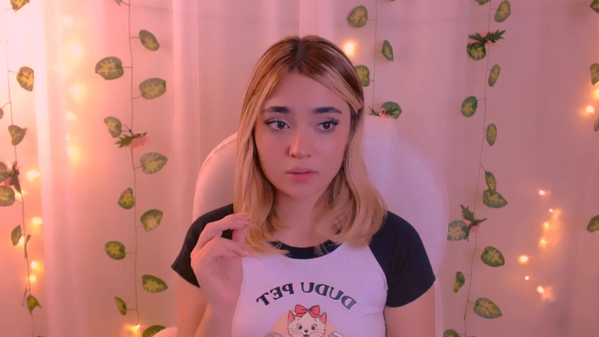 Gallery image thumbnail from Sugar_h0ney's myfreecams stream on, 03/19/2024, 06:23 image 13 of 20