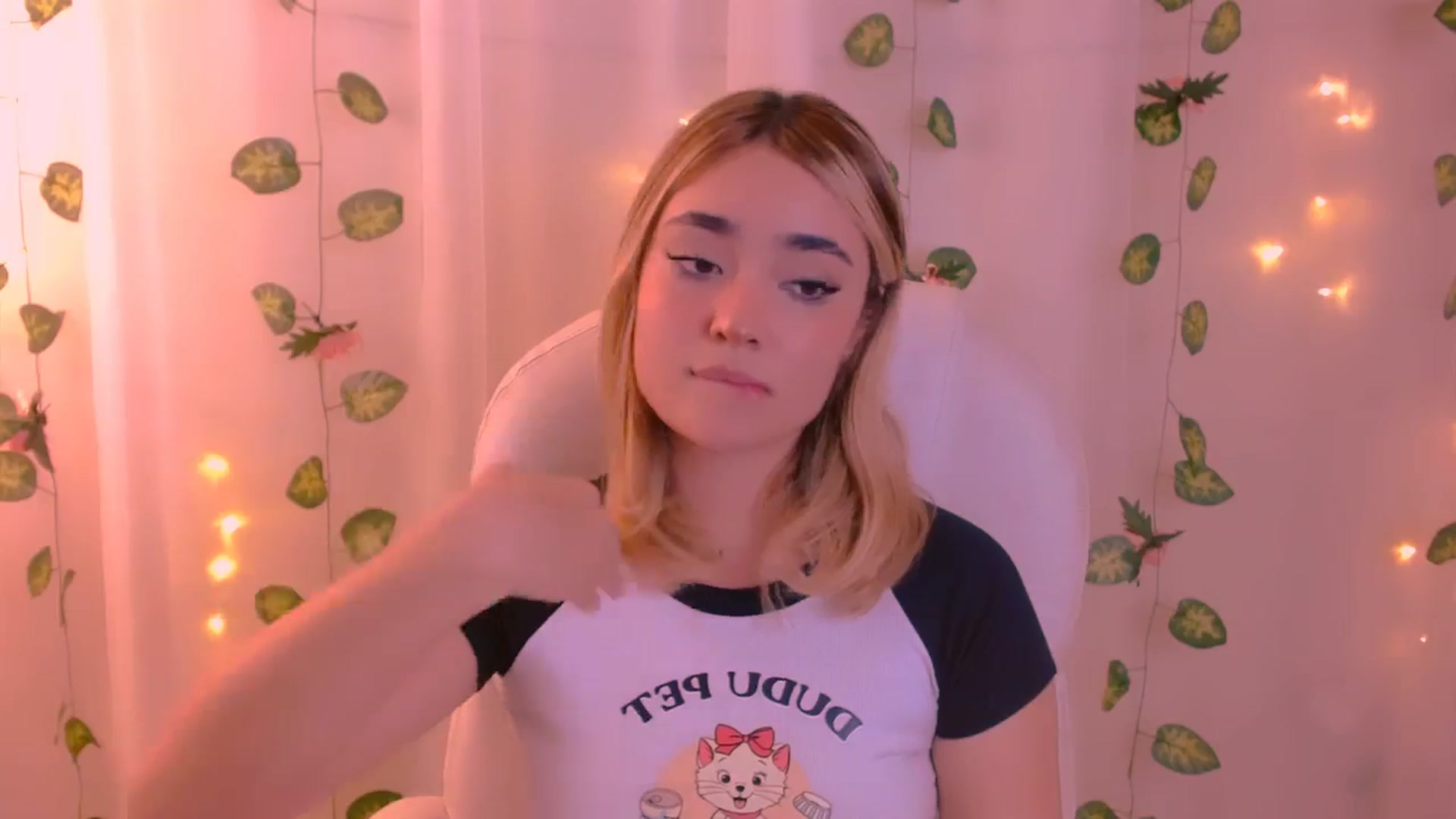 Gallery image thumbnail from Sugar_h0ney's myfreecams stream on, 03/19/2024, 06:23 image 7 of 20