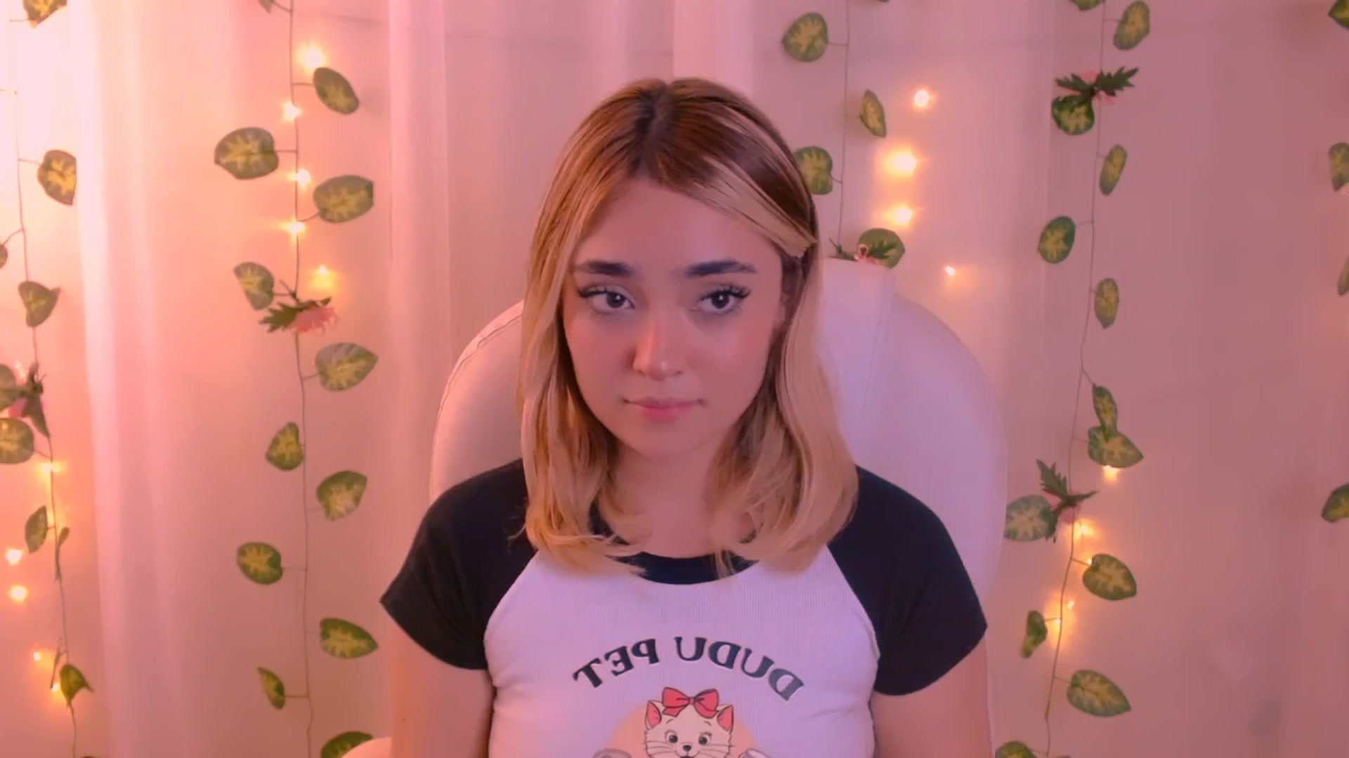Gallery image thumbnail from Sugar_h0ney's myfreecams stream on, 03/19/2024, 06:23 image 6 of 20